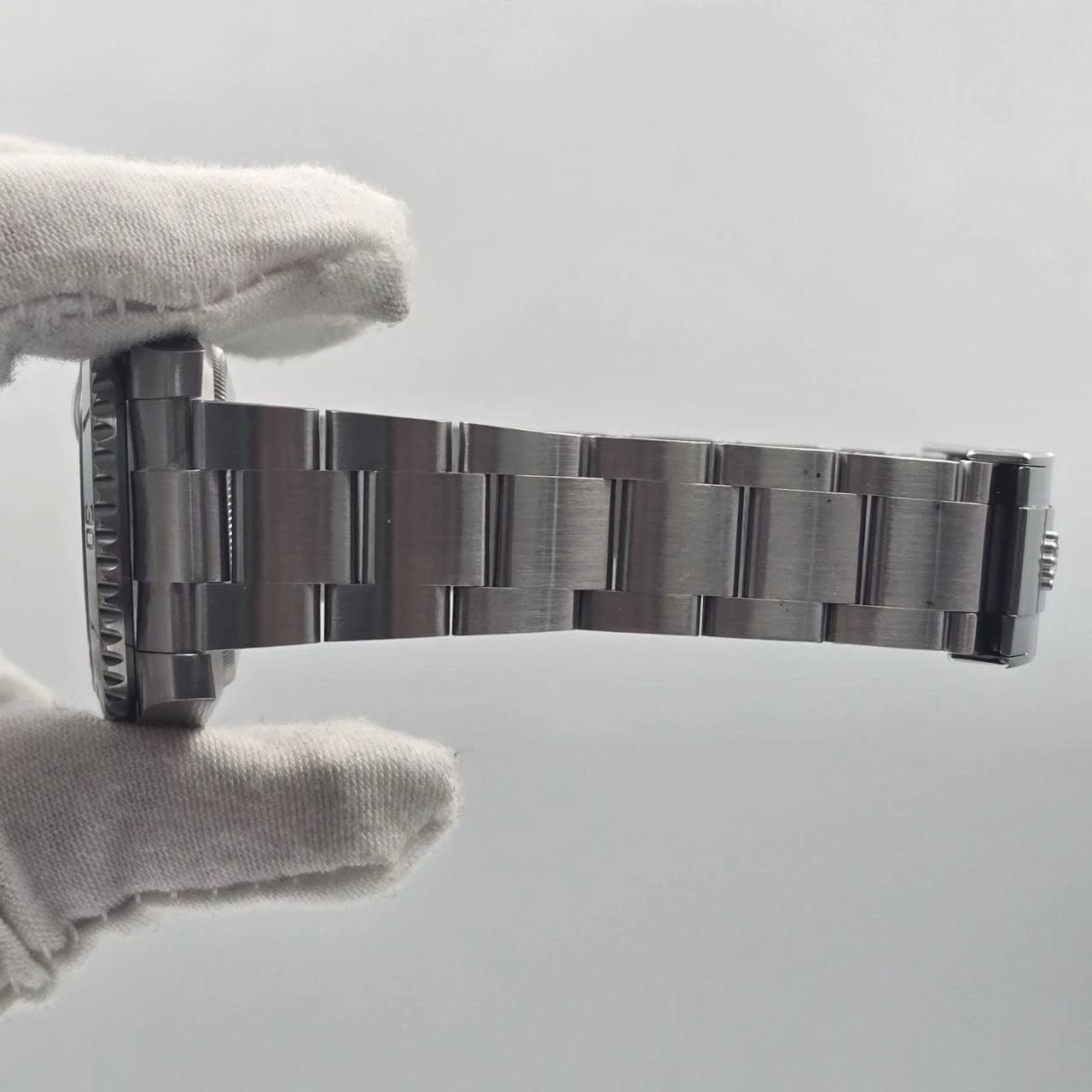 May be an image of wrist watch and text that says 'MA'