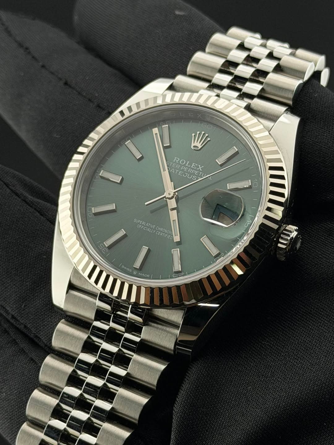May be an image of wrist watch and text that says 'I 60 W I TER TERPE ERPERPET ERPET DAT TEROLEX ROLEX EJUS in 40 OFFICIALL SUPERLATIVE CECTAP/E cHRoBom 1 m 35 15 SWISKS M MADE…