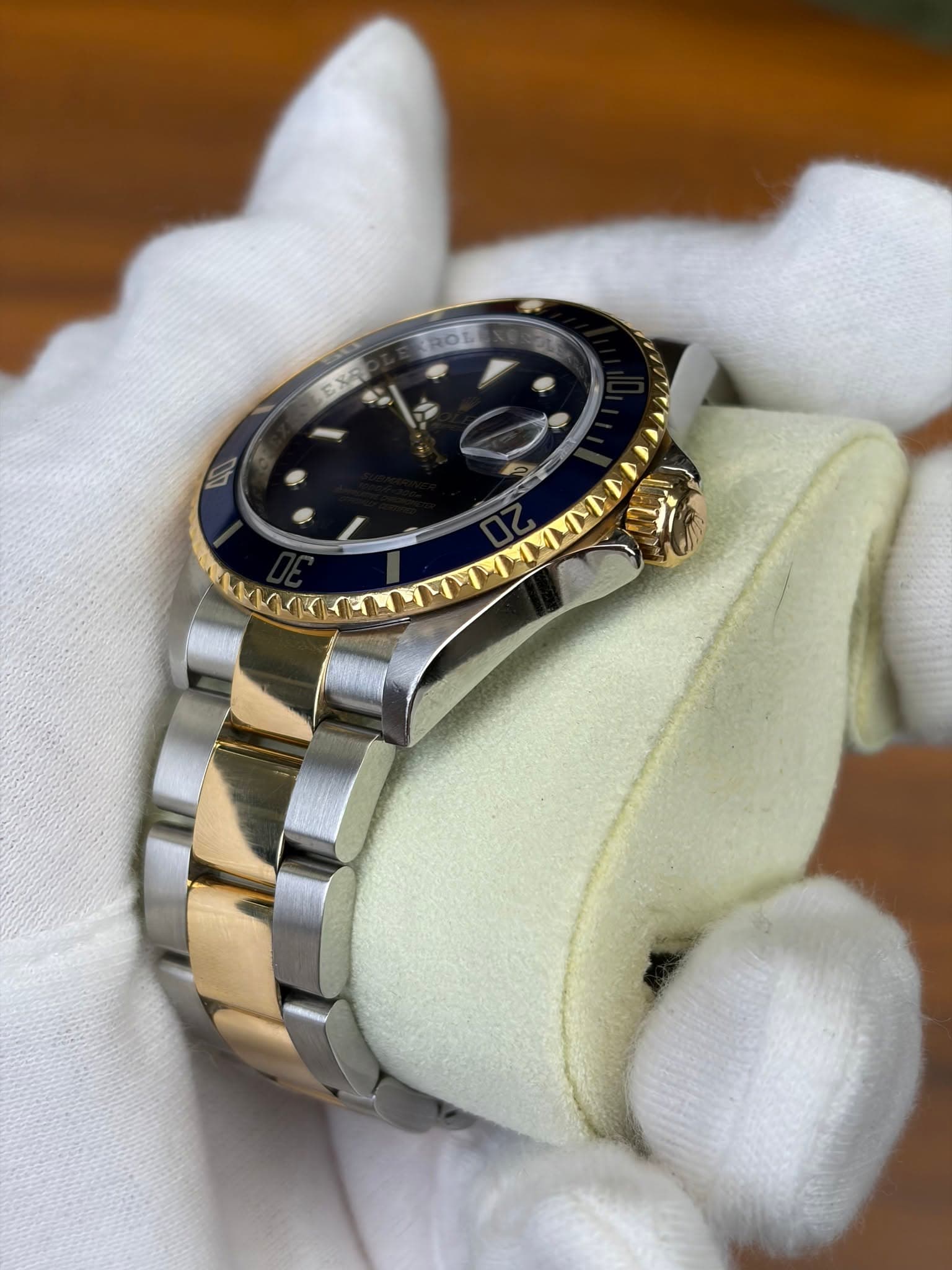 May be an image of wrist watch and text that says 'ROL EXA い A'