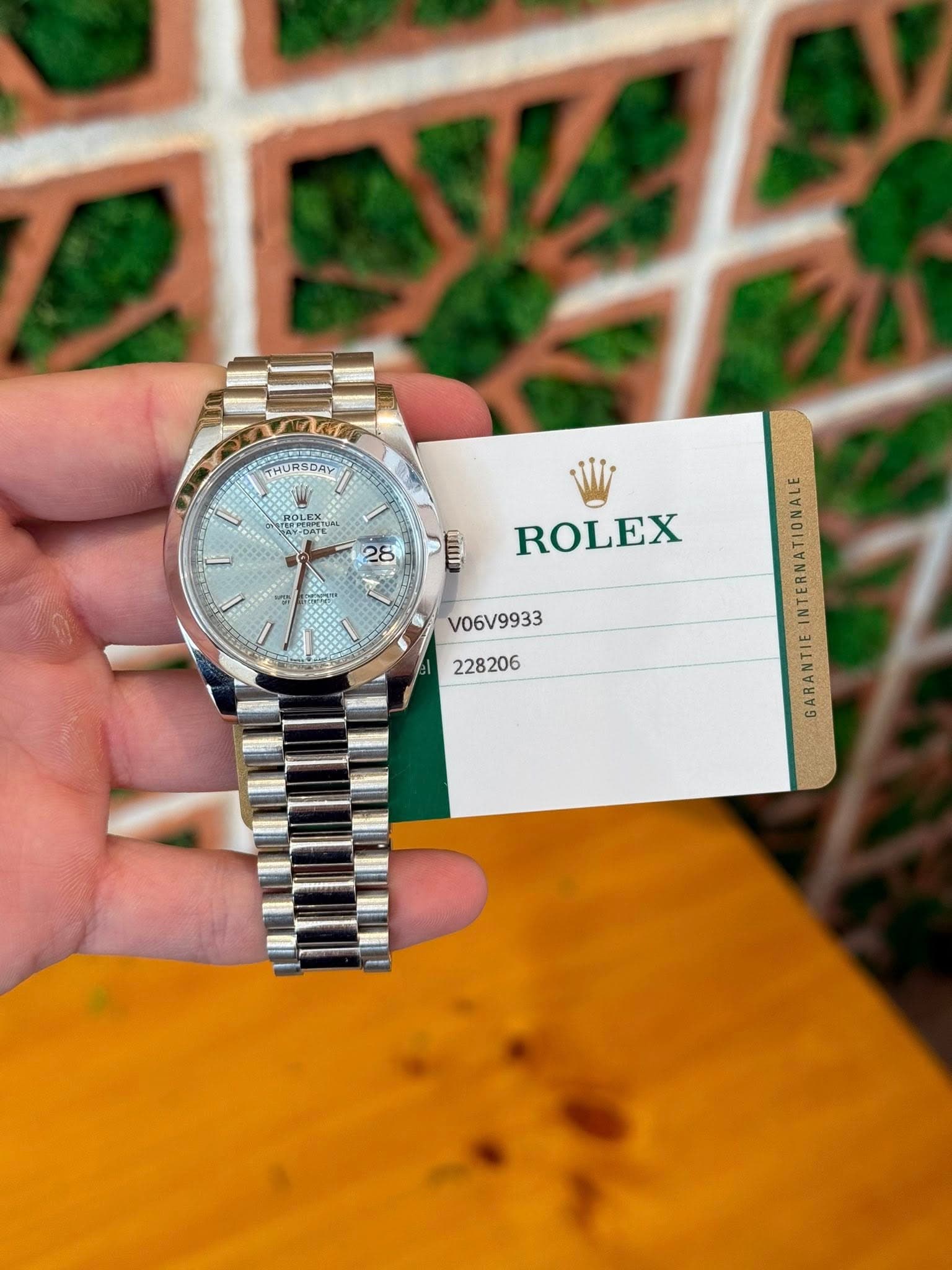 May be an image of wrist watch and text that says 'THURSDAY 28 প্ন ப்யர் ROLEX V06V9933 228206 EINTERNATIONA INTERNATIONALE GARANTIE'