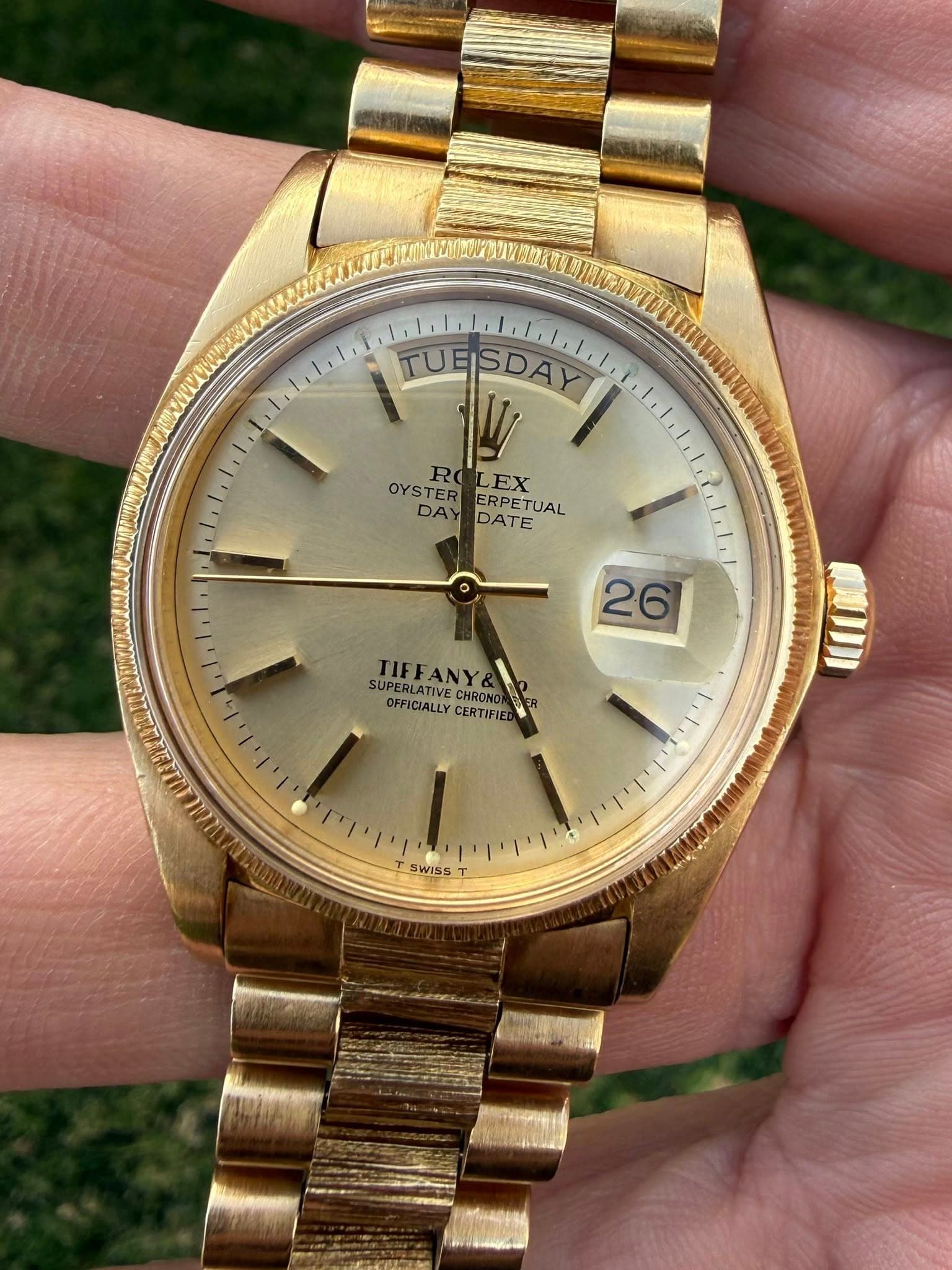 May be an image of wrist watch and text that says 'TUESDAY OYSTER ROLEX ROLEX RO STERERPETUAL LEX DAY ERPETUAL DATE 26 SUPERLATIVEC TIFFANY& SUPERLA CHRONO OFFICIALLYCERTIFIED…
