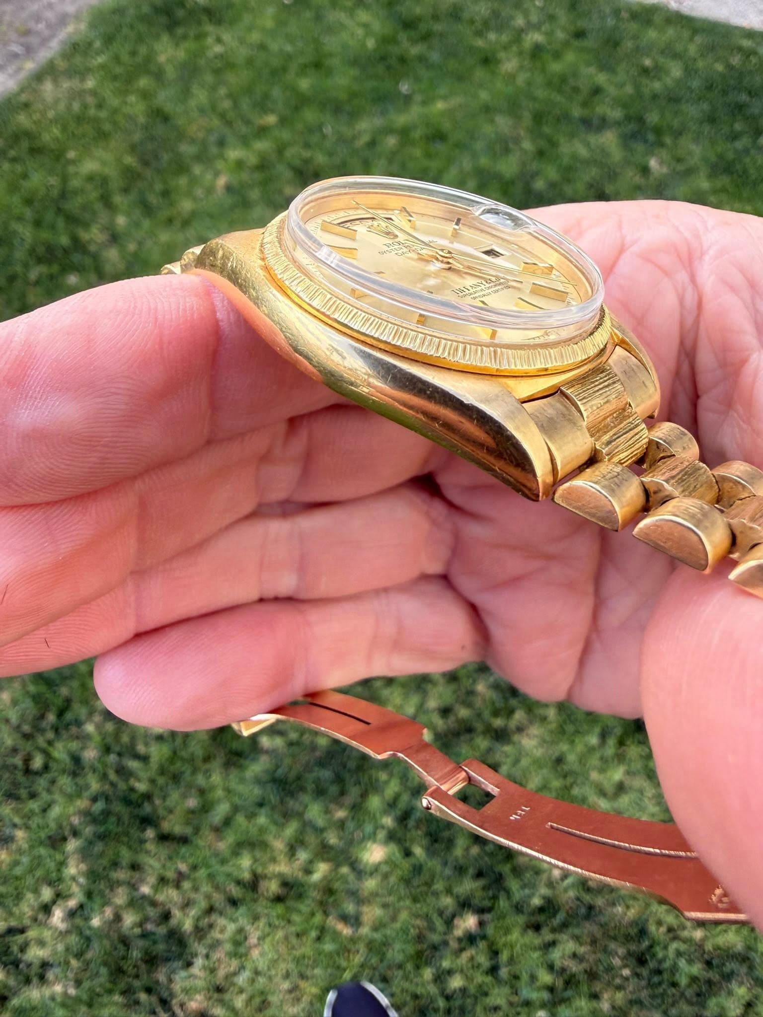 May be an image of wrist watch and text that says '量'