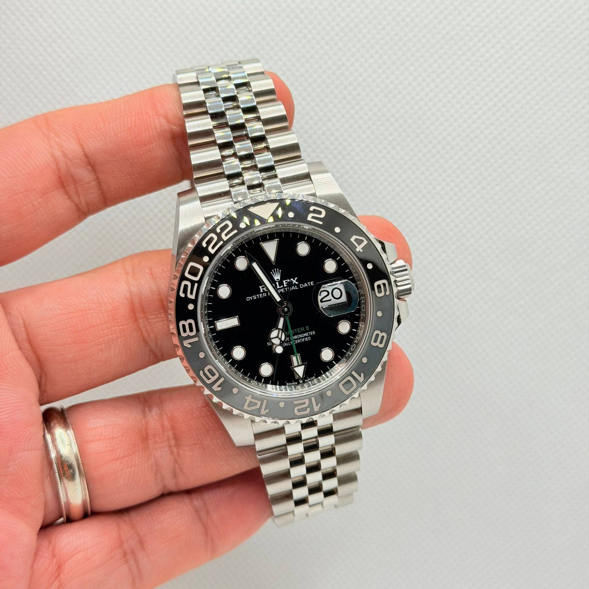 May be an image of wrist watch and text that says '2 2 22 + 20 4 WI そちでご TÊN 짜자 20 6 FIL d '