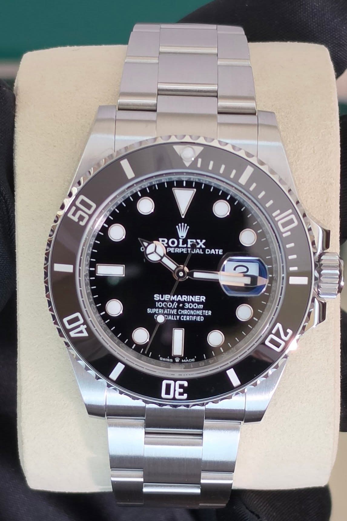 May be an image of wrist watch and text that says '50 o שר ROLFX FX ROI PERPET PERPETJALDATE JAL DATE 3 10 SUEMARINER 10Co/ 300m SUPERIATIVE SUPERI CHRONOMETER TER CIALLY…