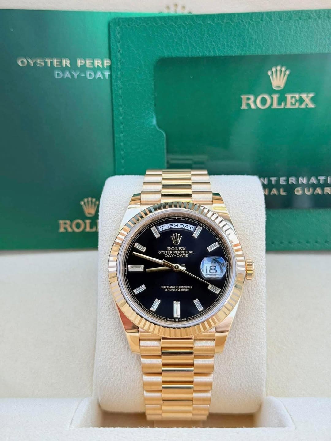 May be an image of wrist watch and text that says 'or OYSTER PERP DAY-DAT ROLEX ROL TERNAT NAL ALGUAR GUAR TUESDAY ROLEX HOORET YST DAY DA V-DATE La uaL にミ 18 I Ime'
