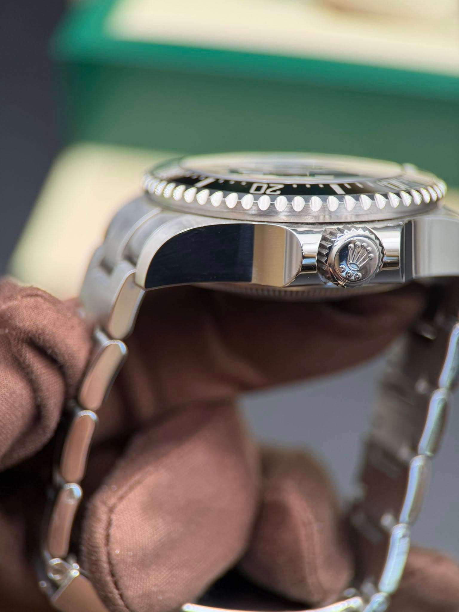 May be an image of wrist watch and text that says '2Z'