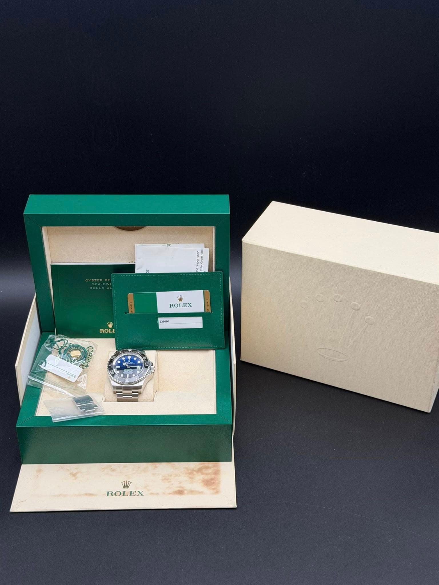 May be an image of wrist watch and text that says 'ROLEX ROLI L لللا ROLEX'