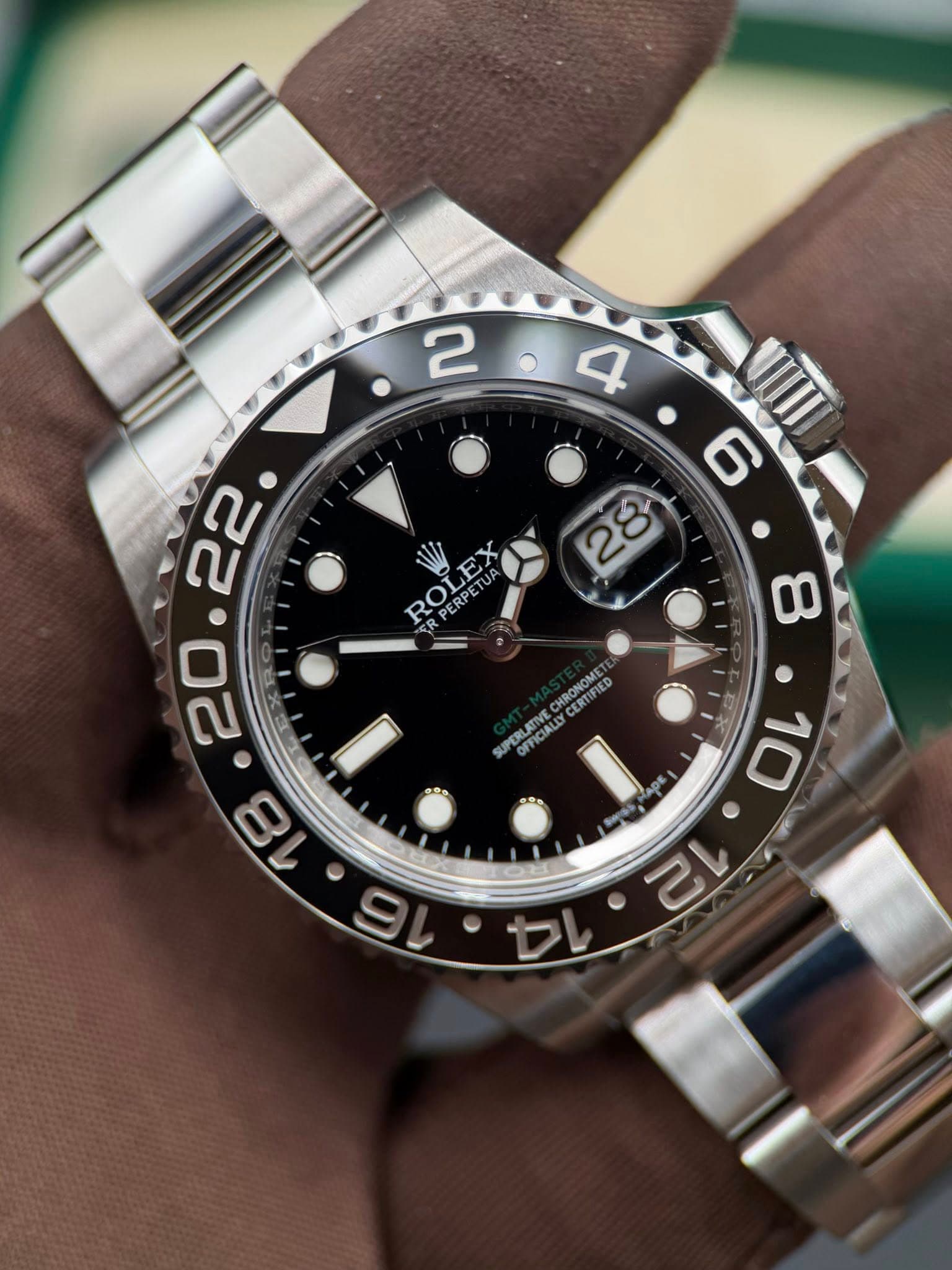 May be an image of wrist watch and text that says '2 4 VIII 6 28 ROLEX CKPE PERPETUA 8 CHRONOME FIED 1E0 SUPERLATIVE FICIALD OFFICIA pK 10'
