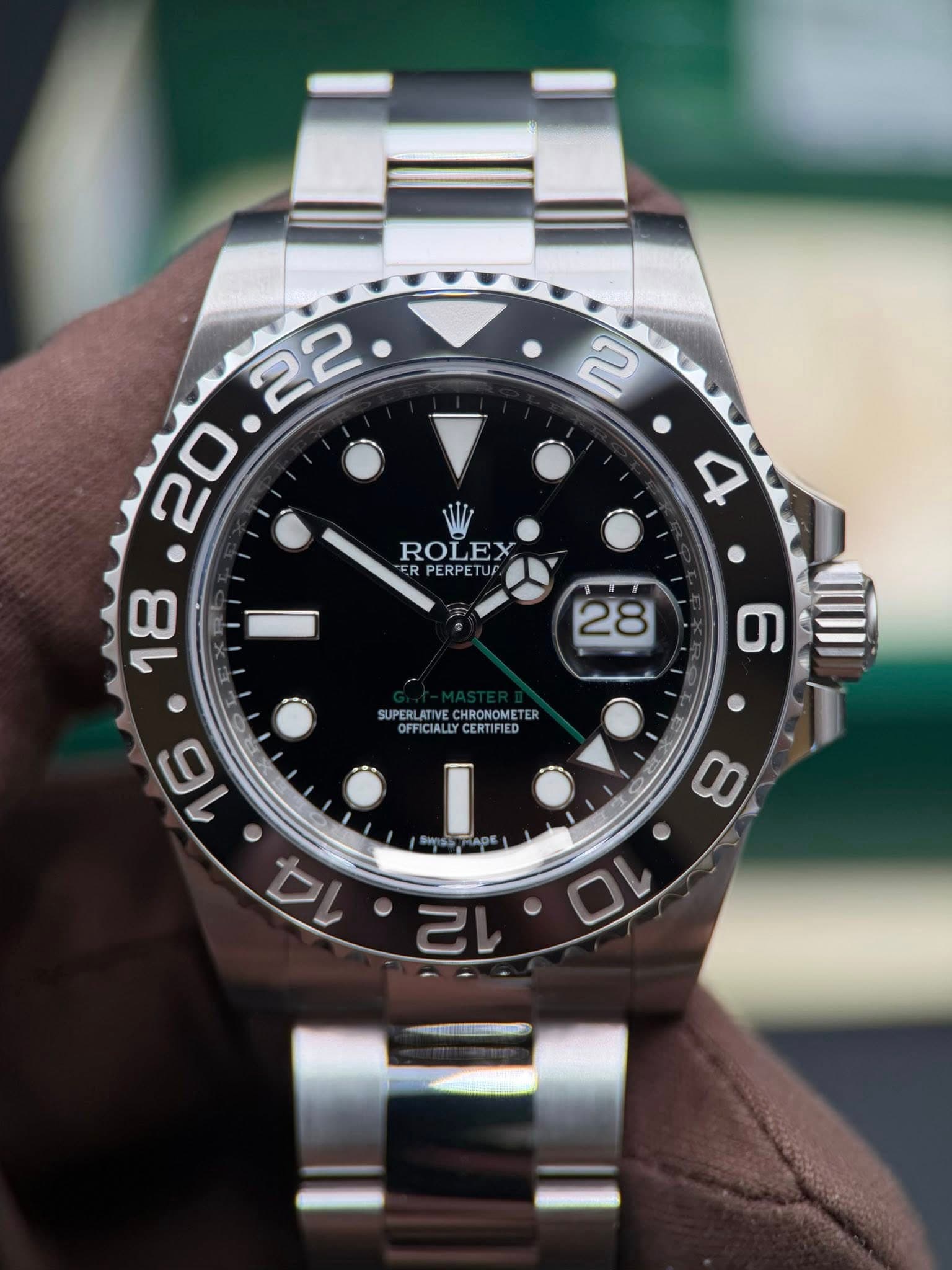 May be an image of wrist watch and text that says '2 ROLEX ERPERPETUF. ER の SUPERLATIVECHRONOMETER OPFICIALLCERTIFIED OFFICI SUPERLATI CHRONOMETE OFFICIALLYCERTIFIED CERTIFIED I…