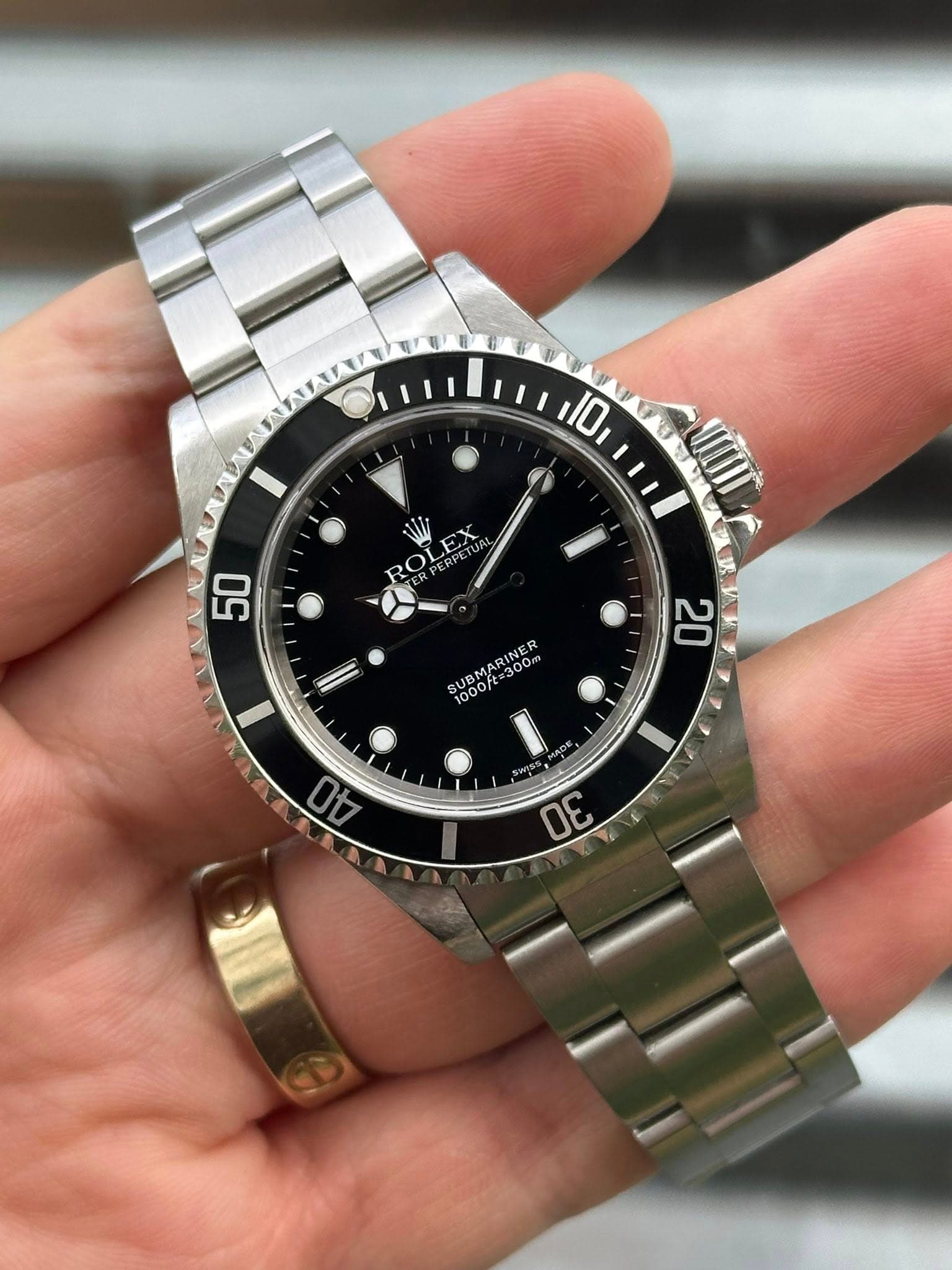 May be an image of wrist watch and text that says '10 50 ROLEA SUBMARINER MARINER INER SUBM 300m 0m VAUN OF 12 OOK 40 SHE 30'