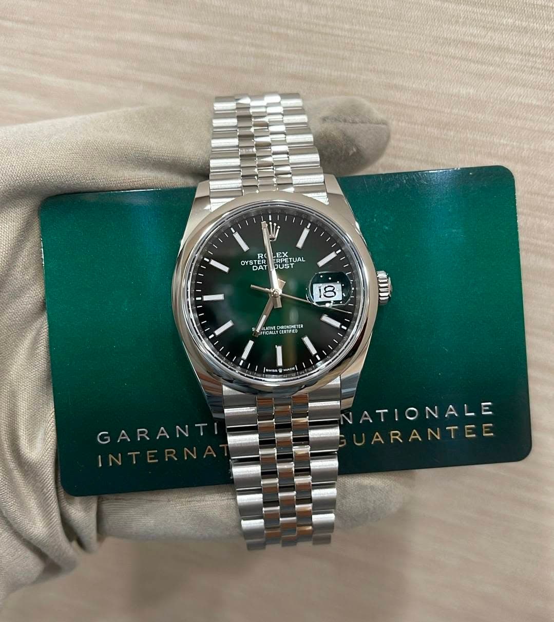 May be an image of wrist watch and text that says '5 RO .EX GPET ETUAL OYSTER DAT JUST RPET דרל Фy DYBTET 18 8 ឈ Jwms اسعوب GARANT ARANALE ARANTEE TIONALE'