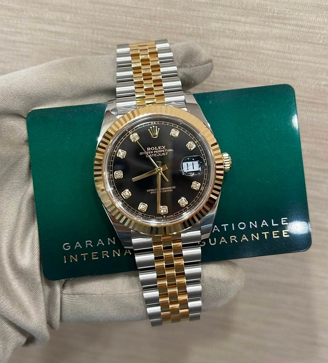May be an image of wrist watch and text that says 'TI ! C 霧 ក ROLEX RPETUAL Χ. RO EX هذ AOT CKI ATEJUST TSJU UIST PETURL TUAL = 2 1 H - 2- GARAN ATIONALE UARANTEE'