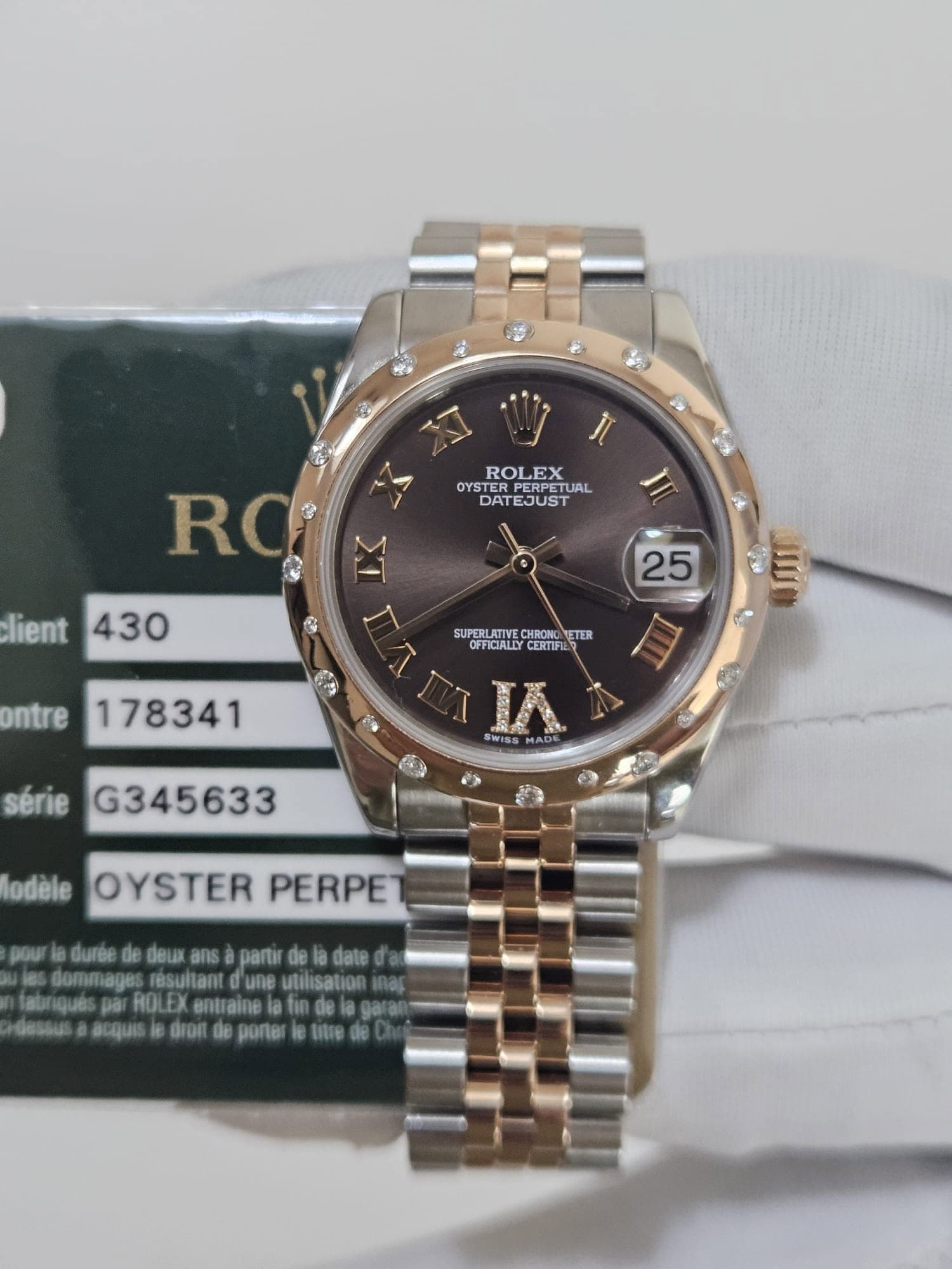 May be an image of wrist watch and text that says 'Л ROLEX OYSTER OYST RPERPETUA UAL DAT ATEJUST 川 RC lient 430 25 P لنن ontre SUPERLATIVE / CHRONC ETER OFFICIALLY CERTIFIA…