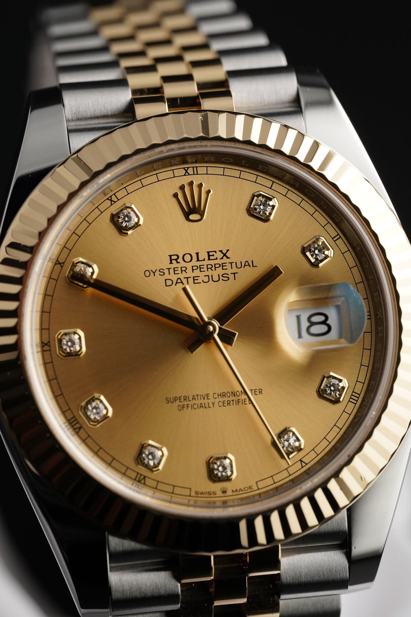 May be an image of wrist watch and text that says 'ROLEX OYSTER DATEJUST PERPETUAL ្វា 18 SUPERLATIVE SUPERLATIVECHRONOMTER OFFICIALLYCERTIFIE OFFICIALLY CERTIFIE CHRONOM TER SWISS…