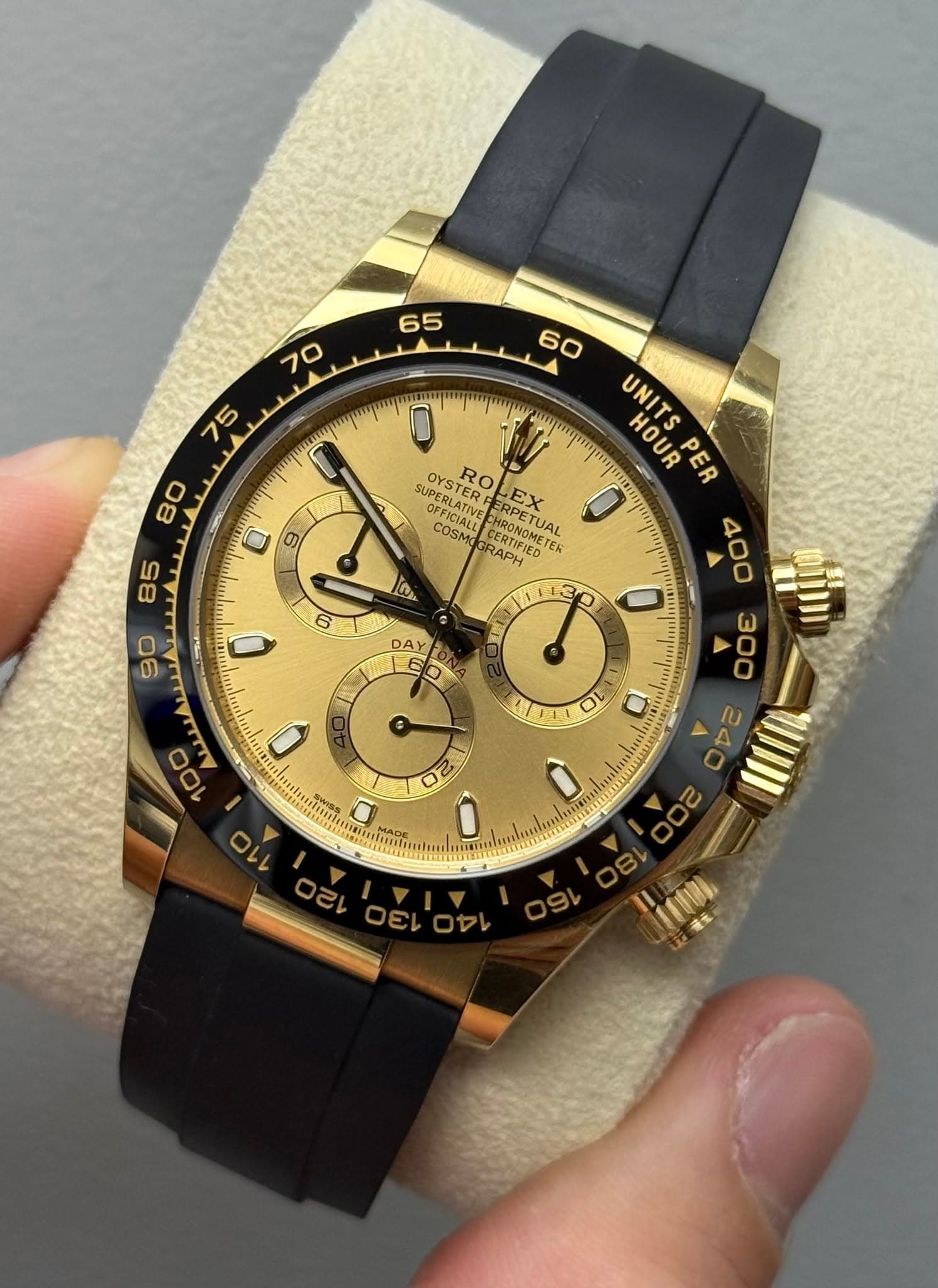 May be an image of wrist watch and text that says '65 70 75 a 9 SUPERLATI SUPERLATIUS SUOCOTERF OYS OYSTER RO ROL COUDET EX OFFICIALE FFICIALEE COSMOG RAPH CERTIFIED ERPETUAL…