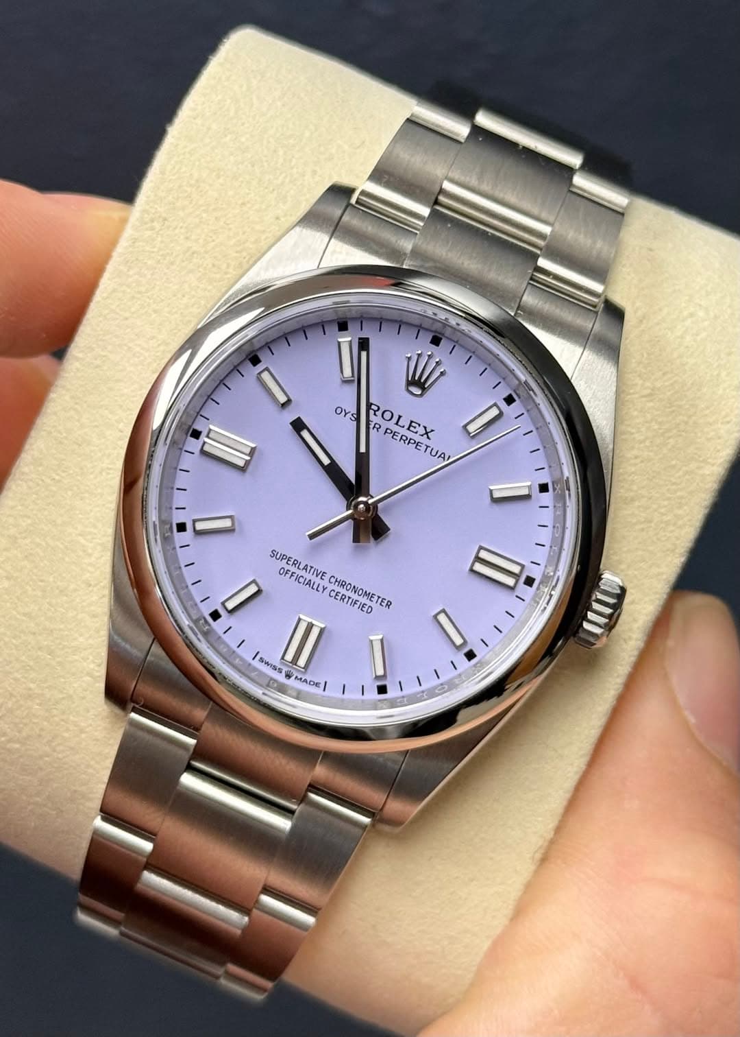 May be an image of wrist watch and text that says '- U W OYS ROLEX R PERPET UA D a II SUPERLATIVE DFFICIAL FFICIALLY CERTIFIED CHRONOMETER ER SWISS II W MADE MADE M OD'
