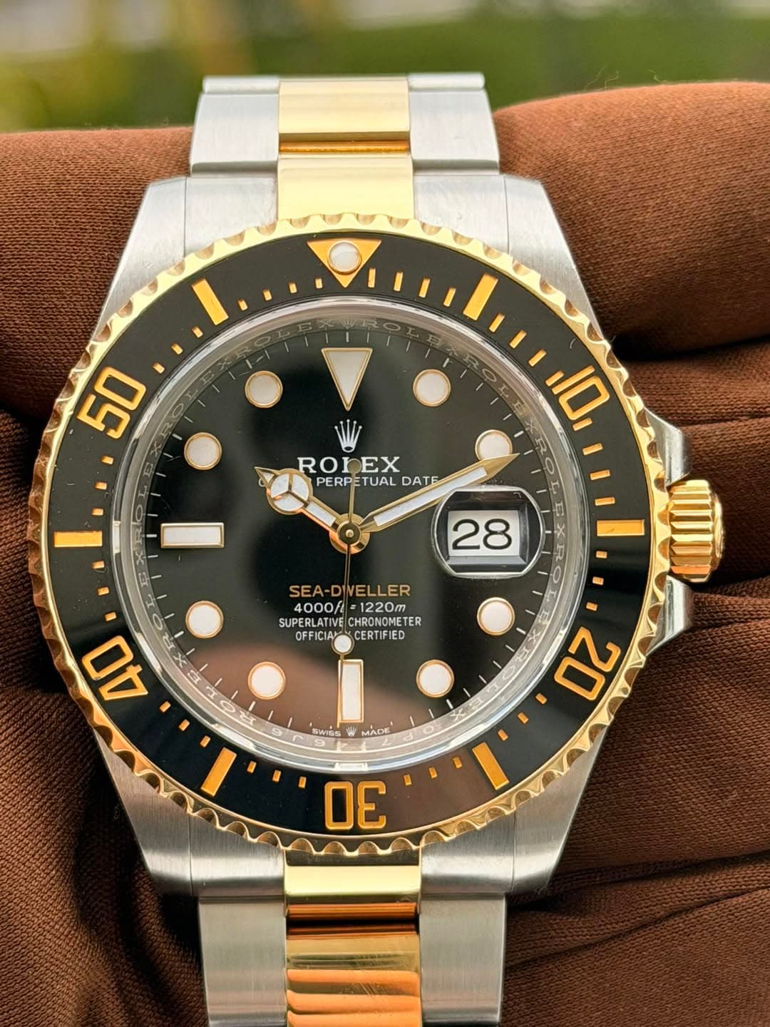 May be an image of wrist watch and text that says '8 50 ROrEX EX ROr PERPETUAL PERP TUAL DATE 10 28 SEA-DINELLER 4000/4 1220m SUPERLATIVE LATIVECHRONOM CHRONOMETE TER OFFICIAN…