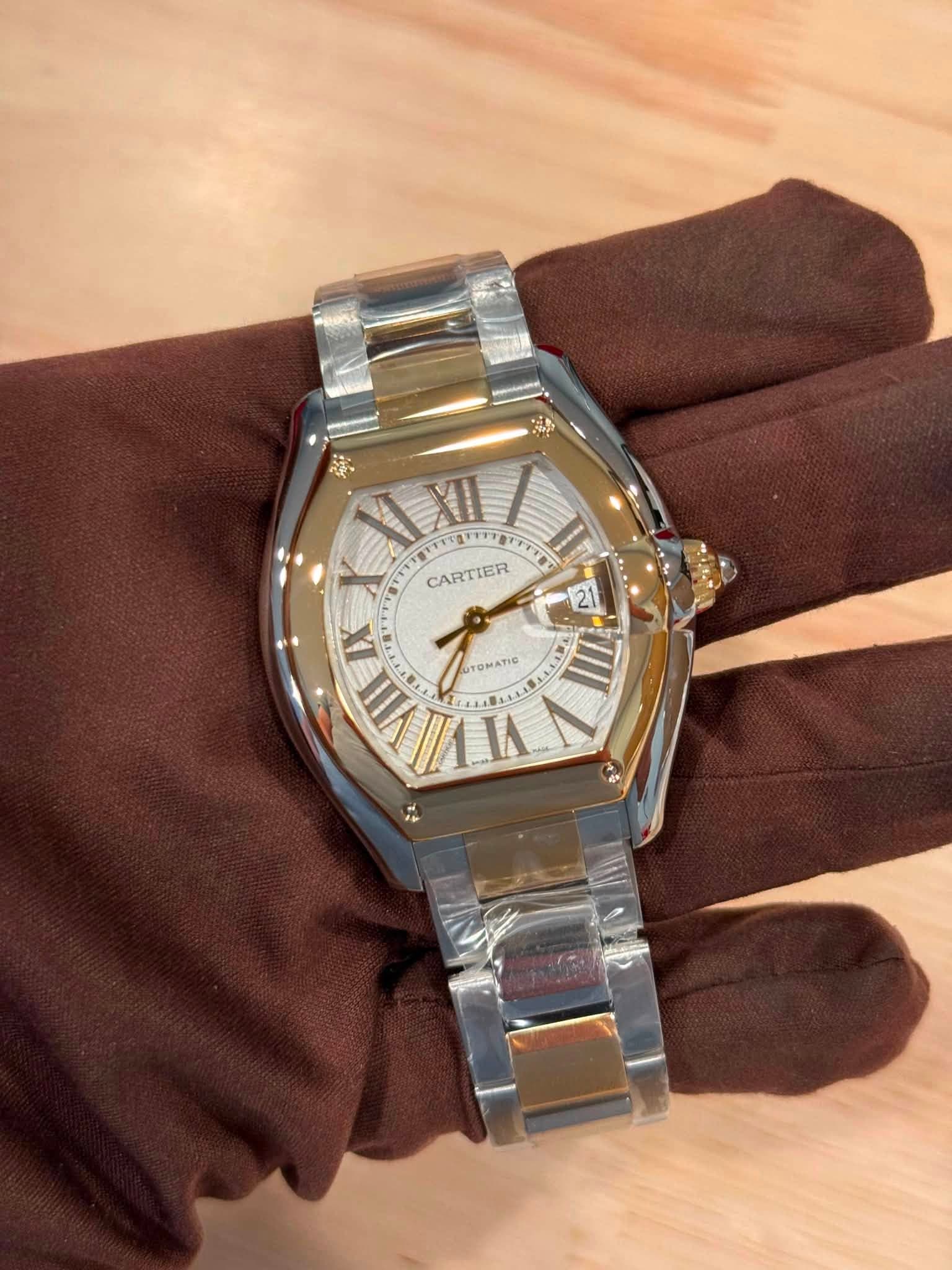 May be an image of wrist watch and text that says 'S XII 1て CARTIER 21 TOMATIG IX VIII 社'