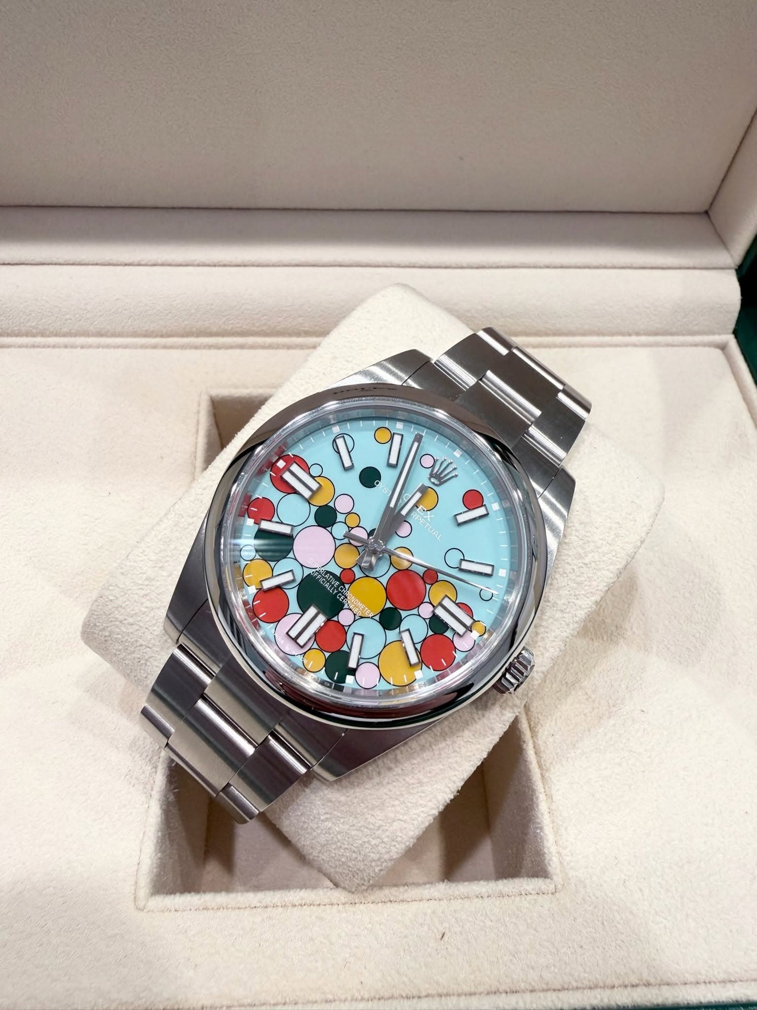 May be an image of wrist watch and text that says 'ن P Ia alll I لا mu'