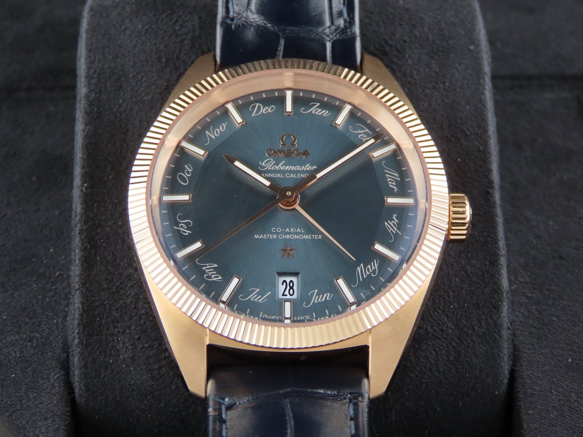 May be an image of wrist watch and text that says 'Aec I Jan Νου Oct ct Fel ANNUAL ANNUALCALEND d CALEND dos Mar dl 0 CO-AXIAL MASTER MASTERCHRONOMETER CHRONOMETER HиA Jul Jul 28…