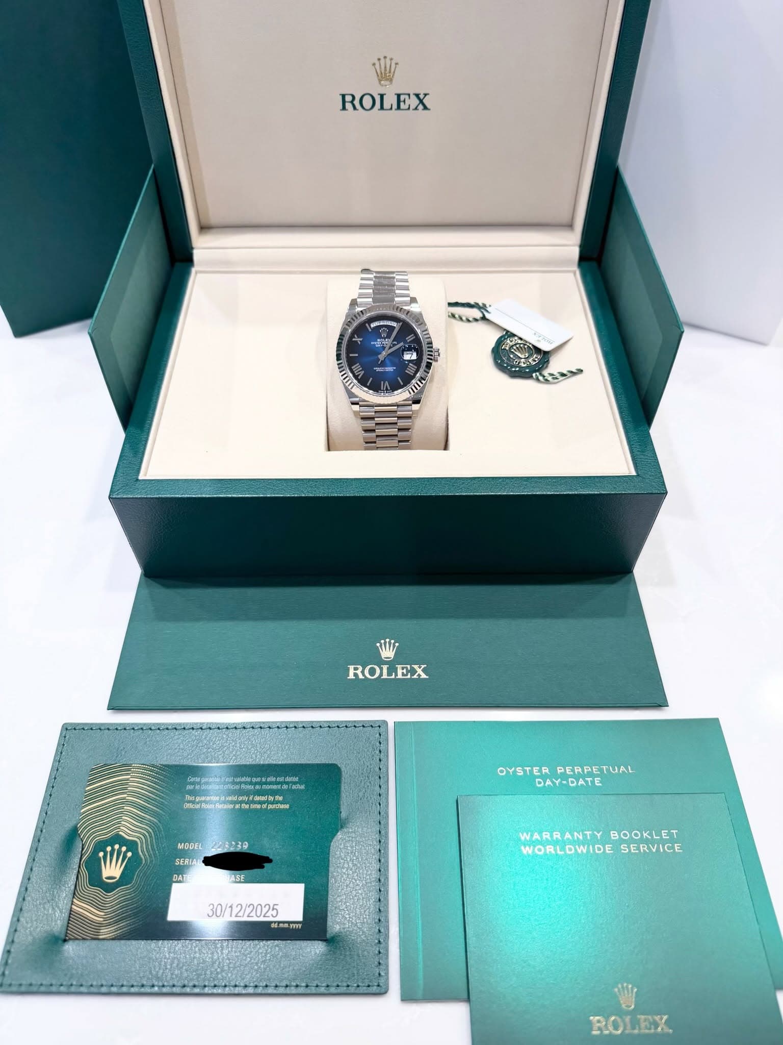 May be an image of wrist watch and text that says 'ROLEX KIY 税品 - だささい Mit ROLEX MOEL221239 MOGEL SERIA SERIA OYSTER PERPETUAL OYSTERARETAL TUAL DAY-DATE DATT ASE WORLDWIDESERVICE…