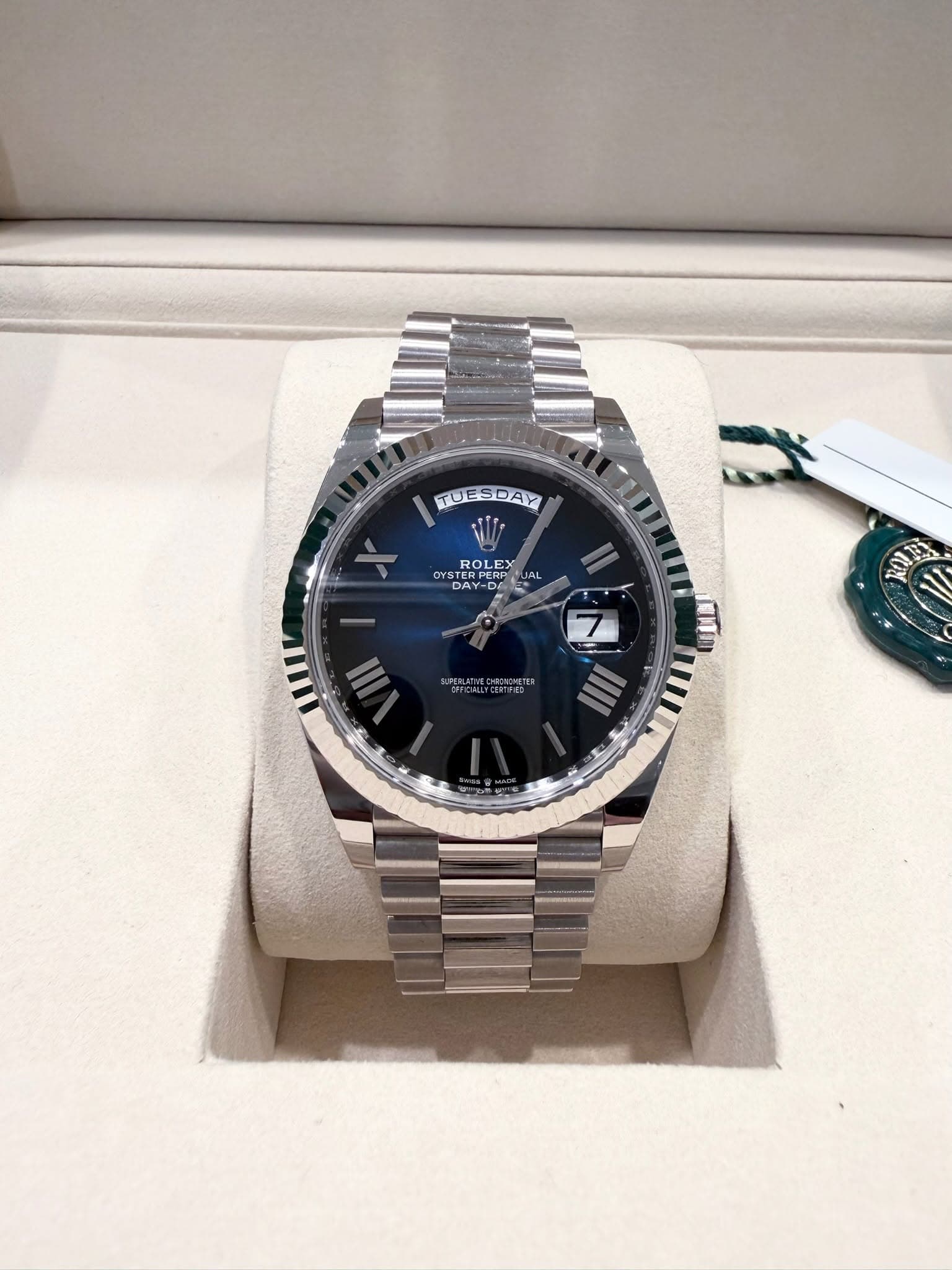 May be an image of wrist watch and text that says 'TUESDAY AY ۱ ROLEX LE OYST YSTERP ER A JVL DE SUPES . 人ン 主主 سن'