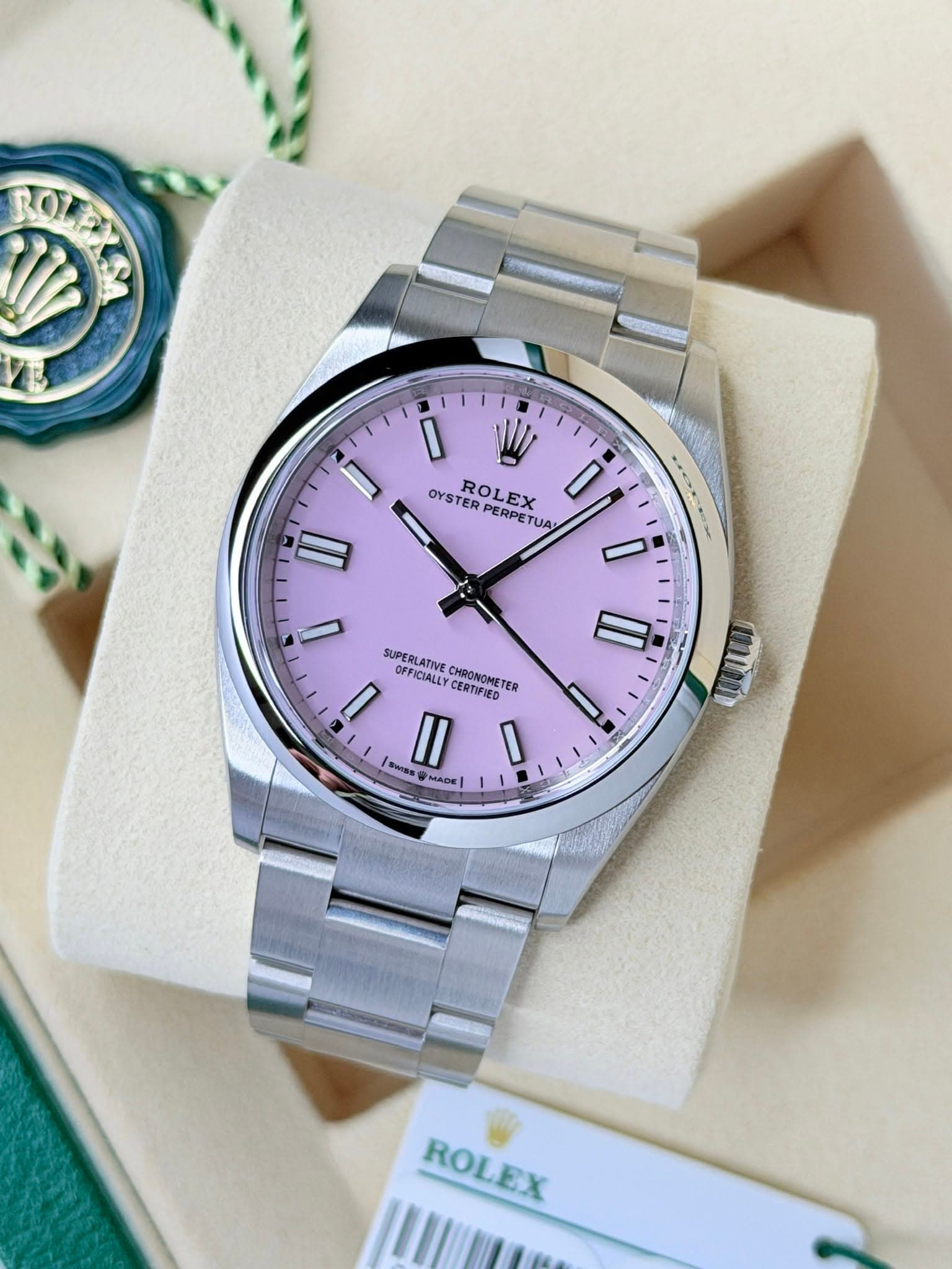 May be an image of wrist watch and text that says 'ROFZISA D - W OYSTER ROLEX EX PERPET OYSTERPERPET OYSTERPERPETUA UA II SUPERLATIVE CHRONOMETER PRUNOMETER OFFICIALLY OIFICIALL…