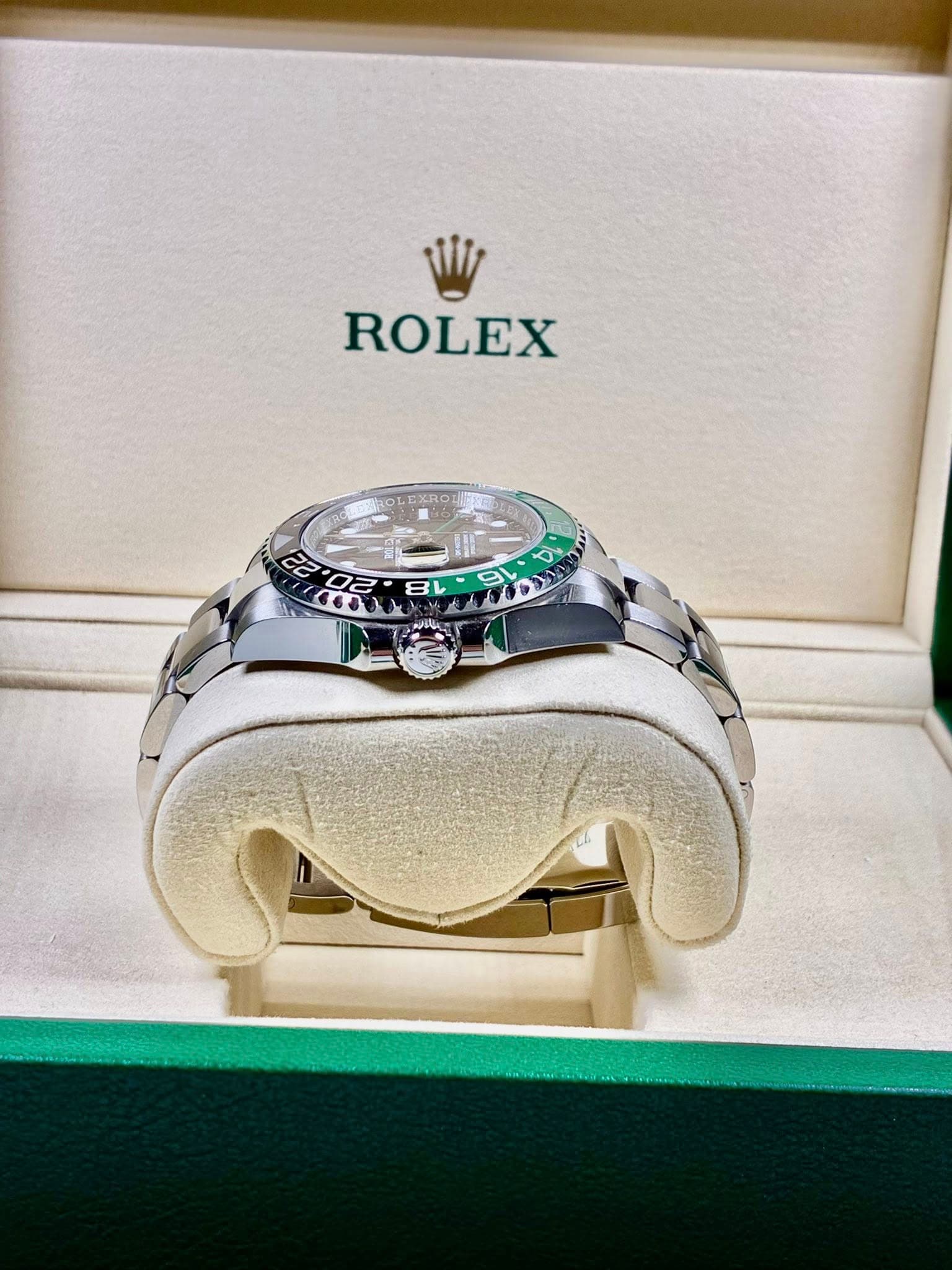 May be an image of wrist watch and text that says 'ROLEX 8 ס נכעס LA'