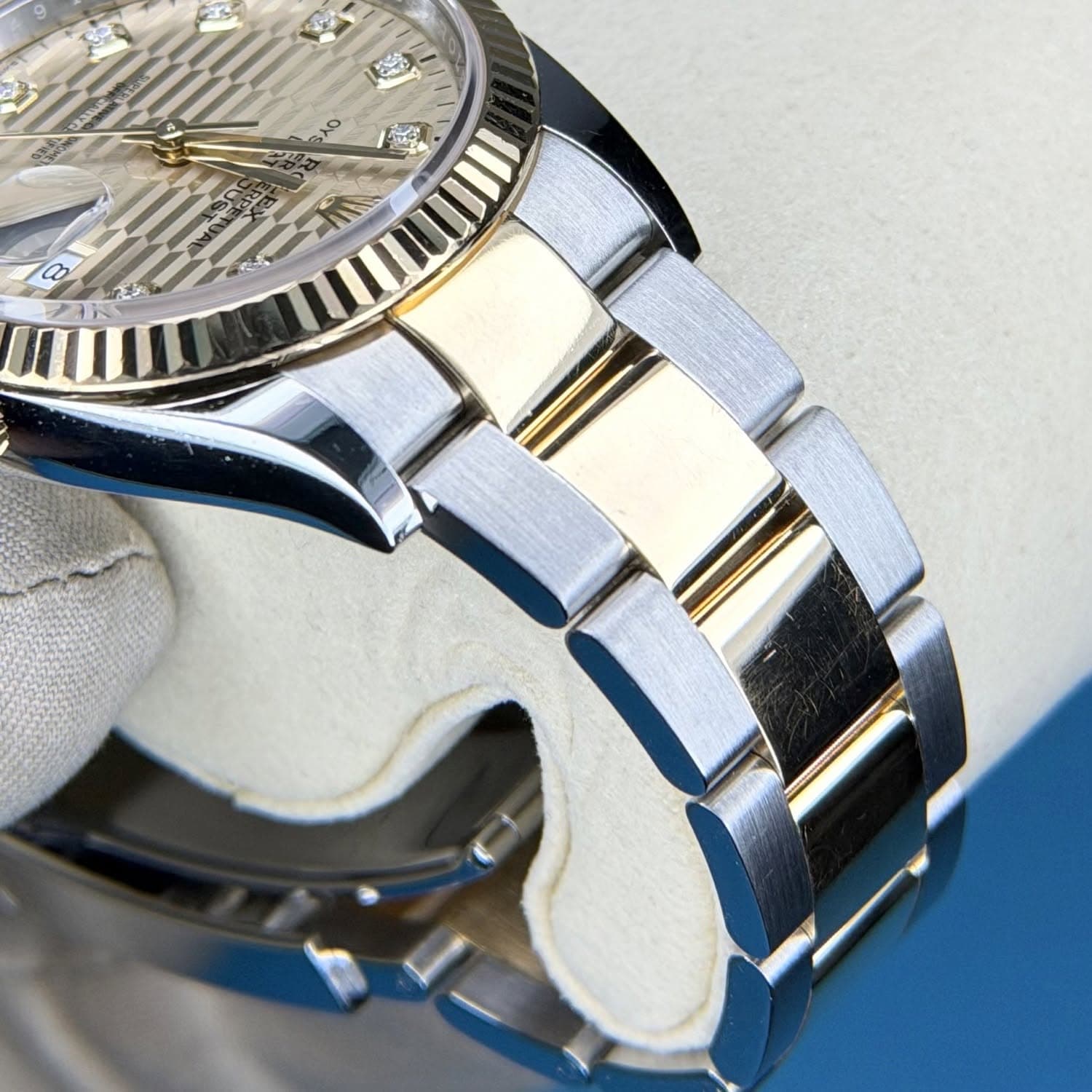 May be an image of wrist watch and text that says 'cO'
