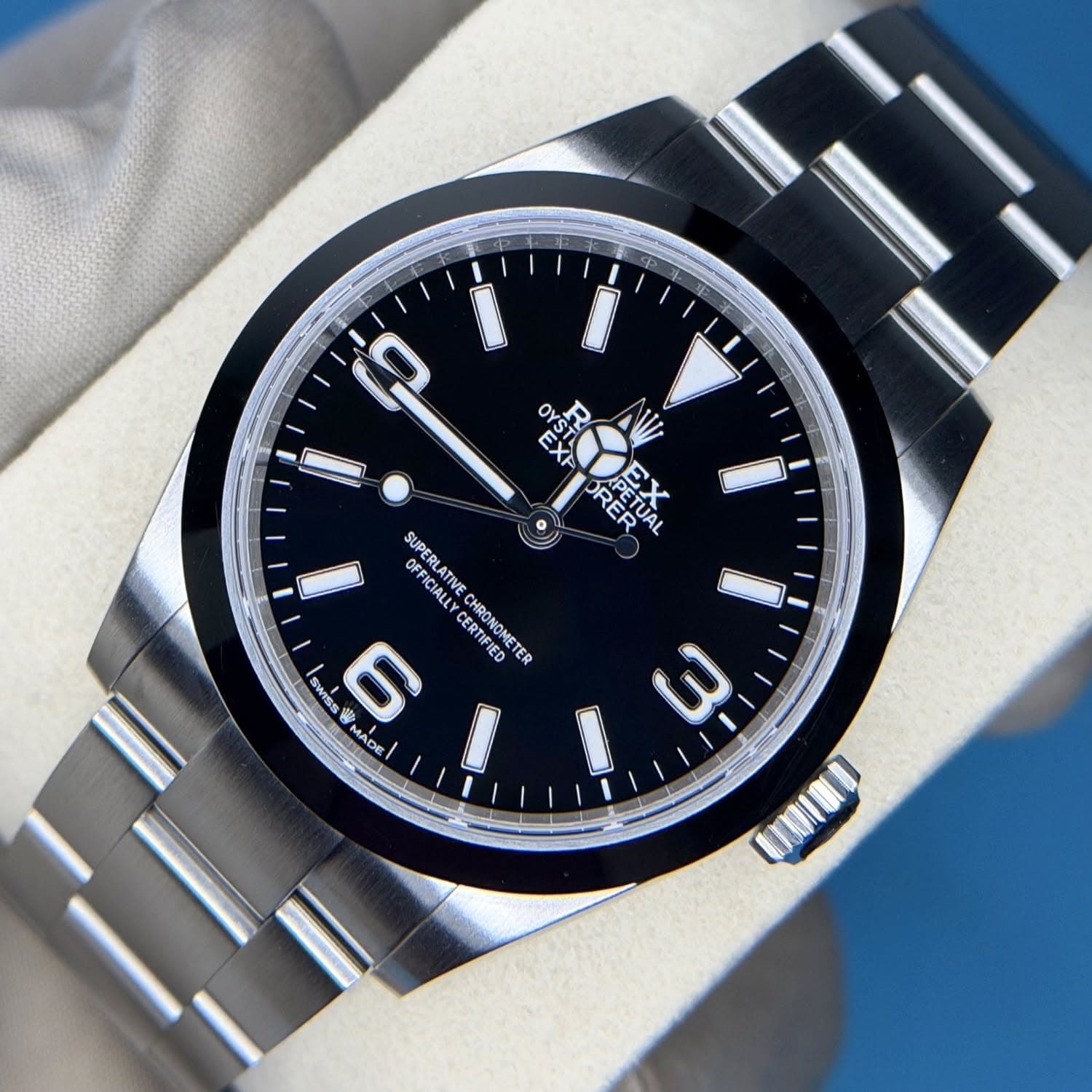 May be an image of wrist watch and text that says 'خبا 10 XP ORETUA ORER PETUAL X OFFICIALLY OFELATIVE FICIAL SUPERLATIVE CERTIFIED CERTIRANE CHRONOMETER SWISS AN 6 CERTIMETER…
