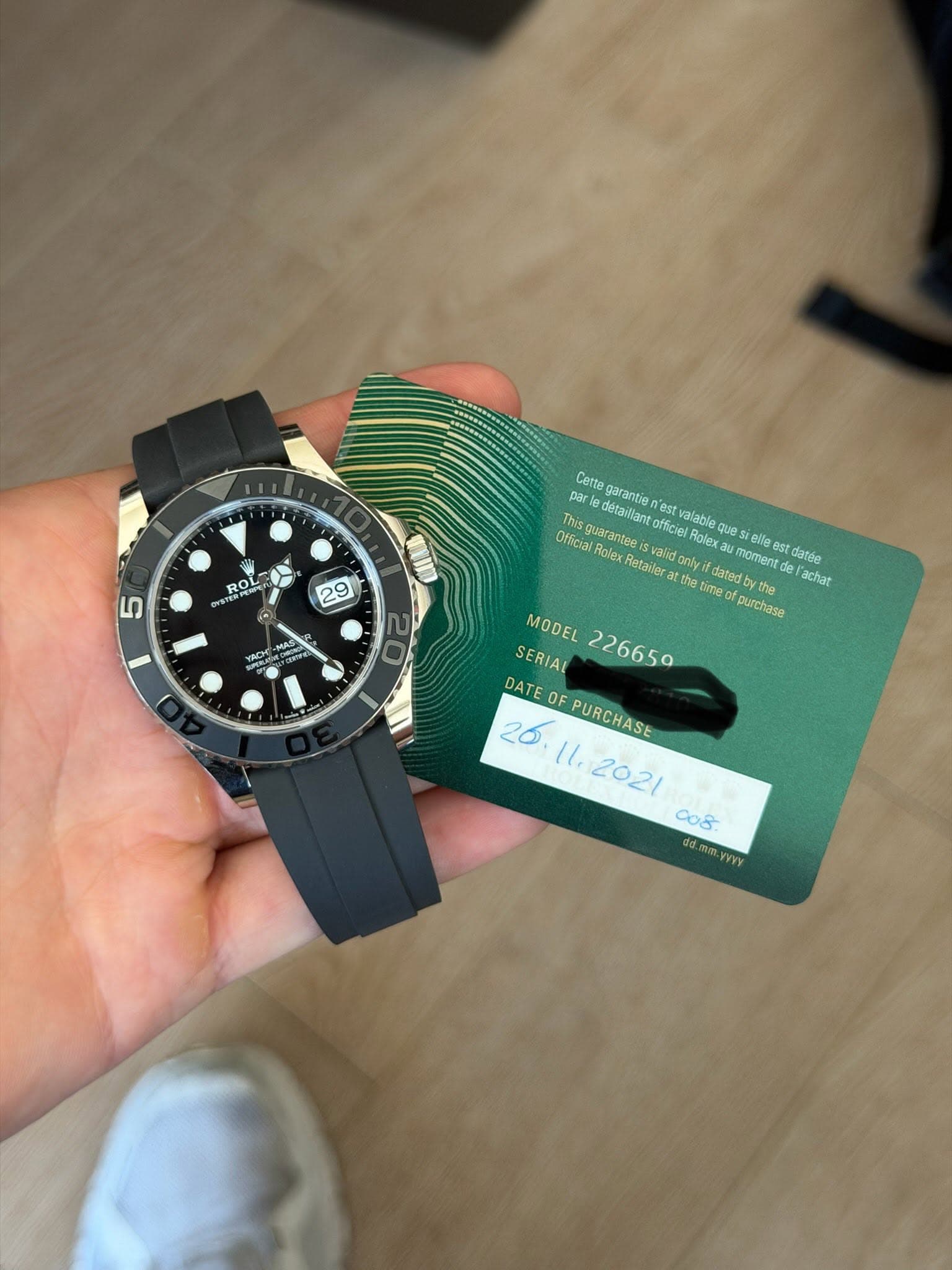 May be an image of wrist watch and text that says 'ROL ROL UT 29 Corte garantie par This detaillant est OMcKa! uarantee officiel valable eS ello est Holex isvalid only Retailar…