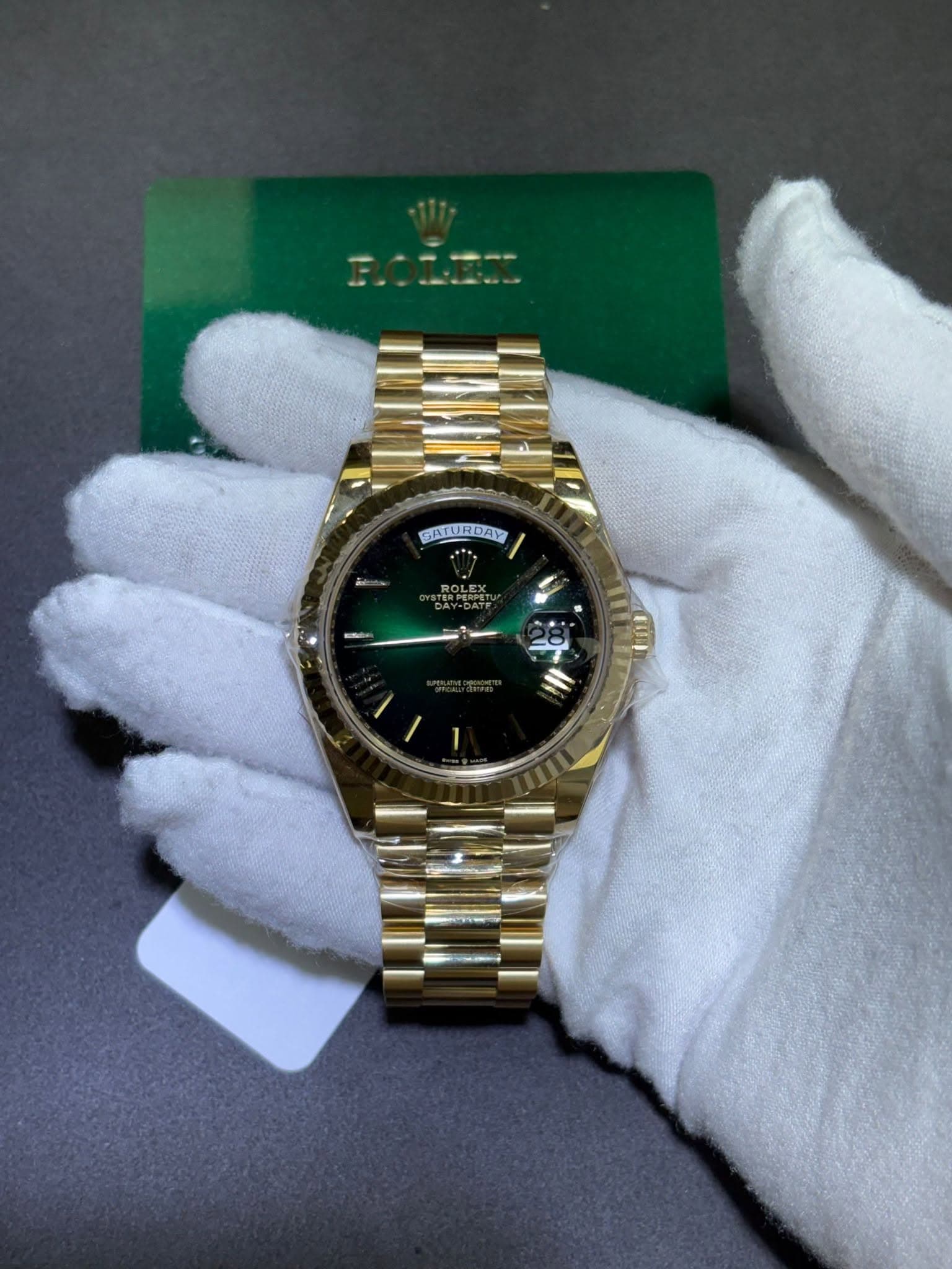 May be an image of wrist watch and text that says 'SATUROAY BAYURBAN ROAY SATL SPT E'