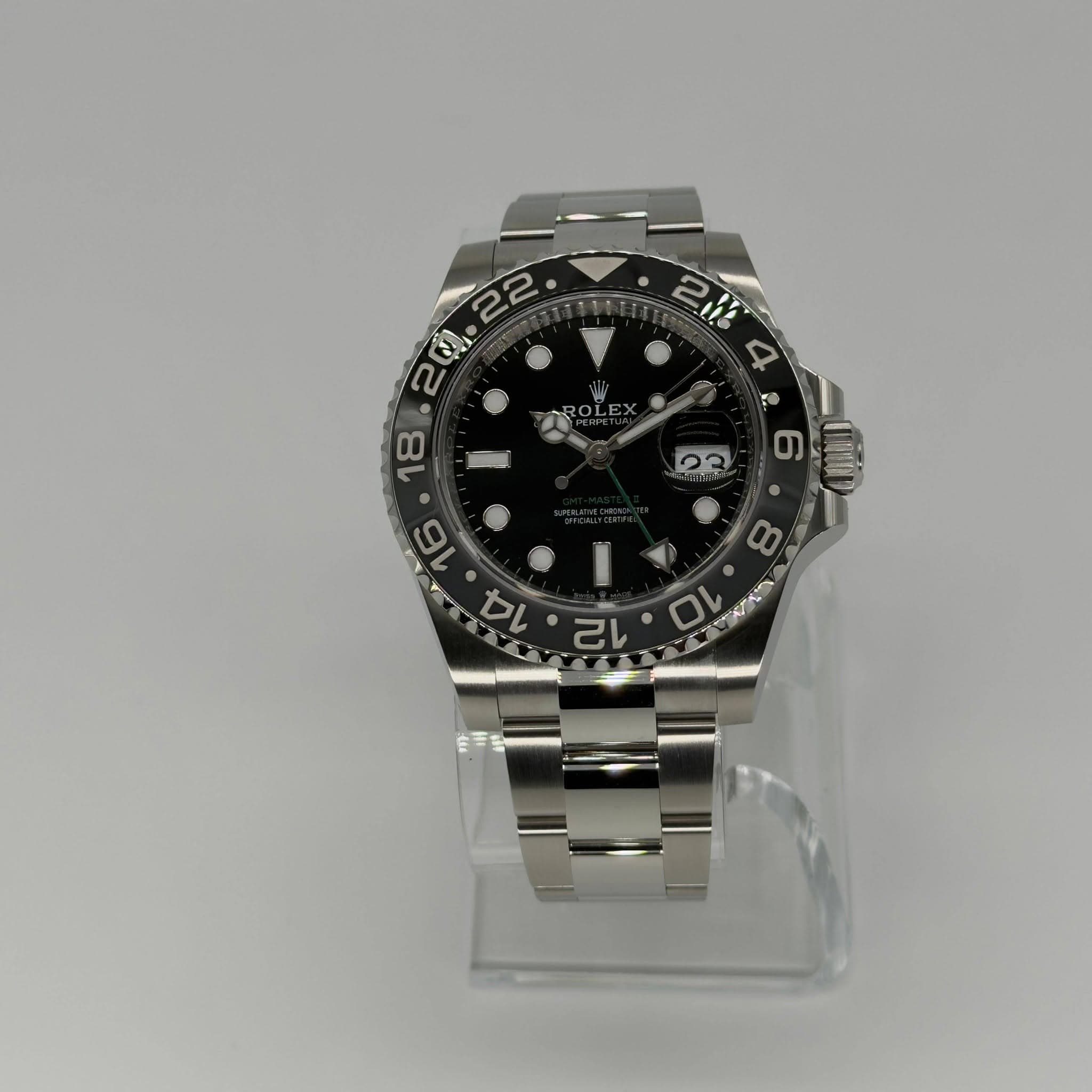 May be an image of wrist watch and text that says '_ 22 2 D O'