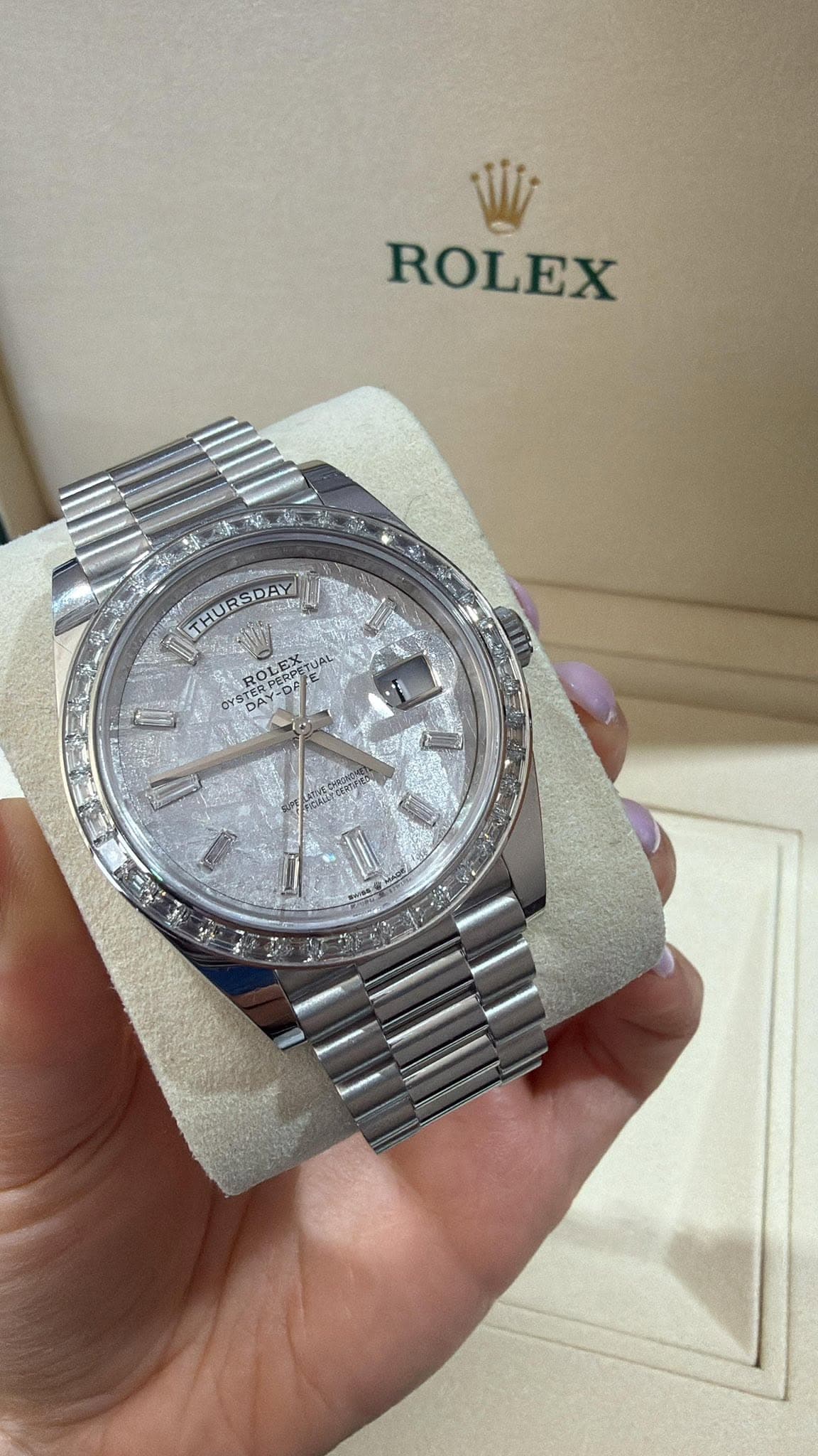 May be an image of wrist watch and text that says 'ROLEX THURSDAY THURSDAY D ROLEX LORERPE OLEX OLE TUAL 9 YSTER Eρ DAVE DA AY Y-DA PERPE 北星製 U E I'