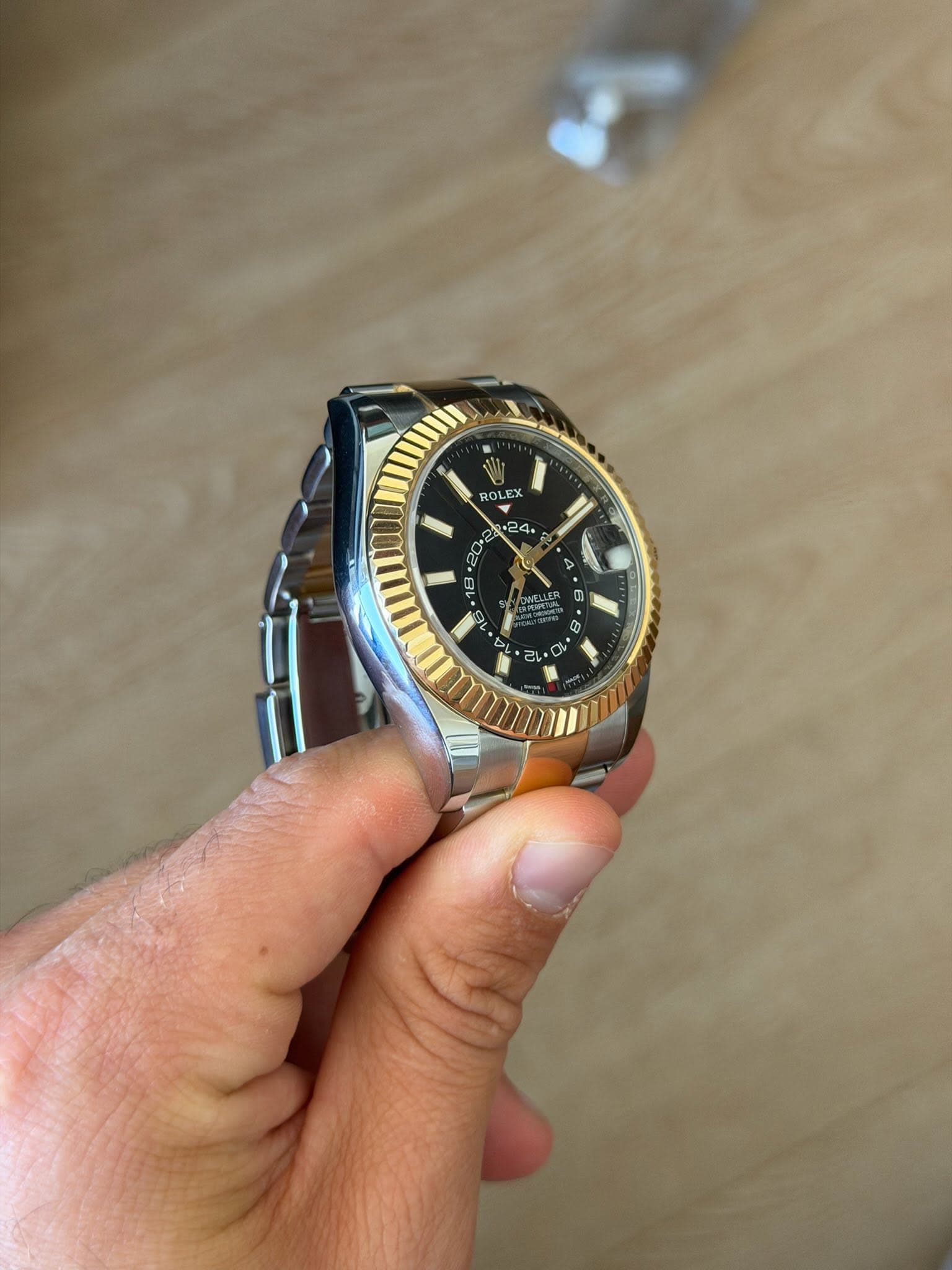 May be an image of wrist watch and text that says 'ROLES E 8 • B NV'