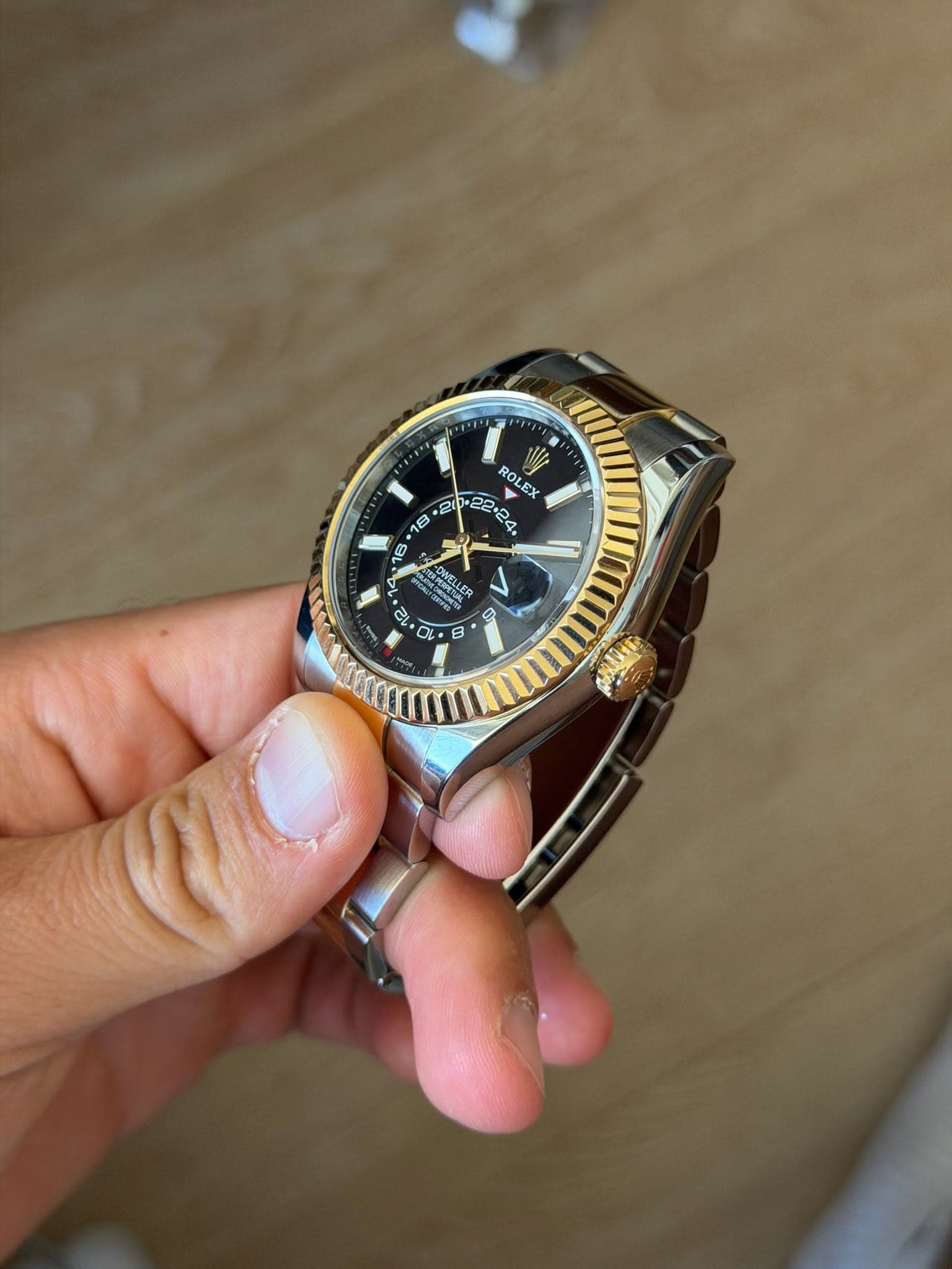 May be an image of digital watch and text that says 'RO ROL 1・22・で 24. EX OLEX EX 8 E 16 4 یه M • O0 > S B'