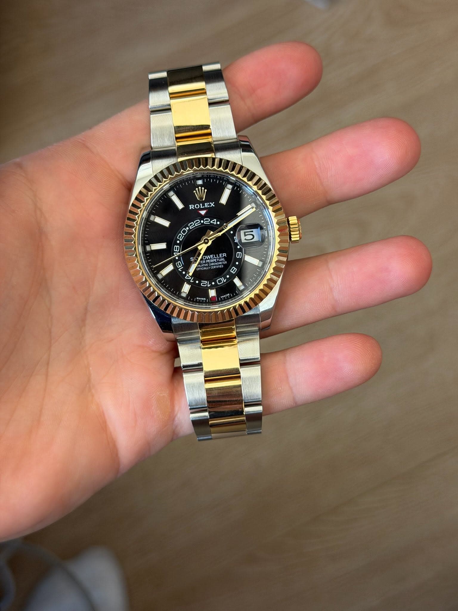May be an image of wrist watch and text that says '1 T 4 5 RO ROL ROLEX EX . B B 3* " 20・ • ن B T0 2 F O 2 N 0 1 WEL RII 9'