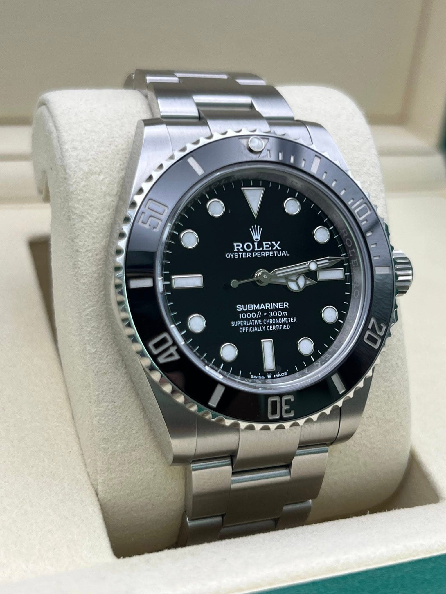 May be an image of wrist watch and text that says '50 10 ROLEX OYSTER PERPE PERPETUAL OYSTERPERPETUAL TUAL SUBMARINER 1000/l 1000 =300m :300m. HRONONETER SUP SUPERLATIVE BEDLATINE…