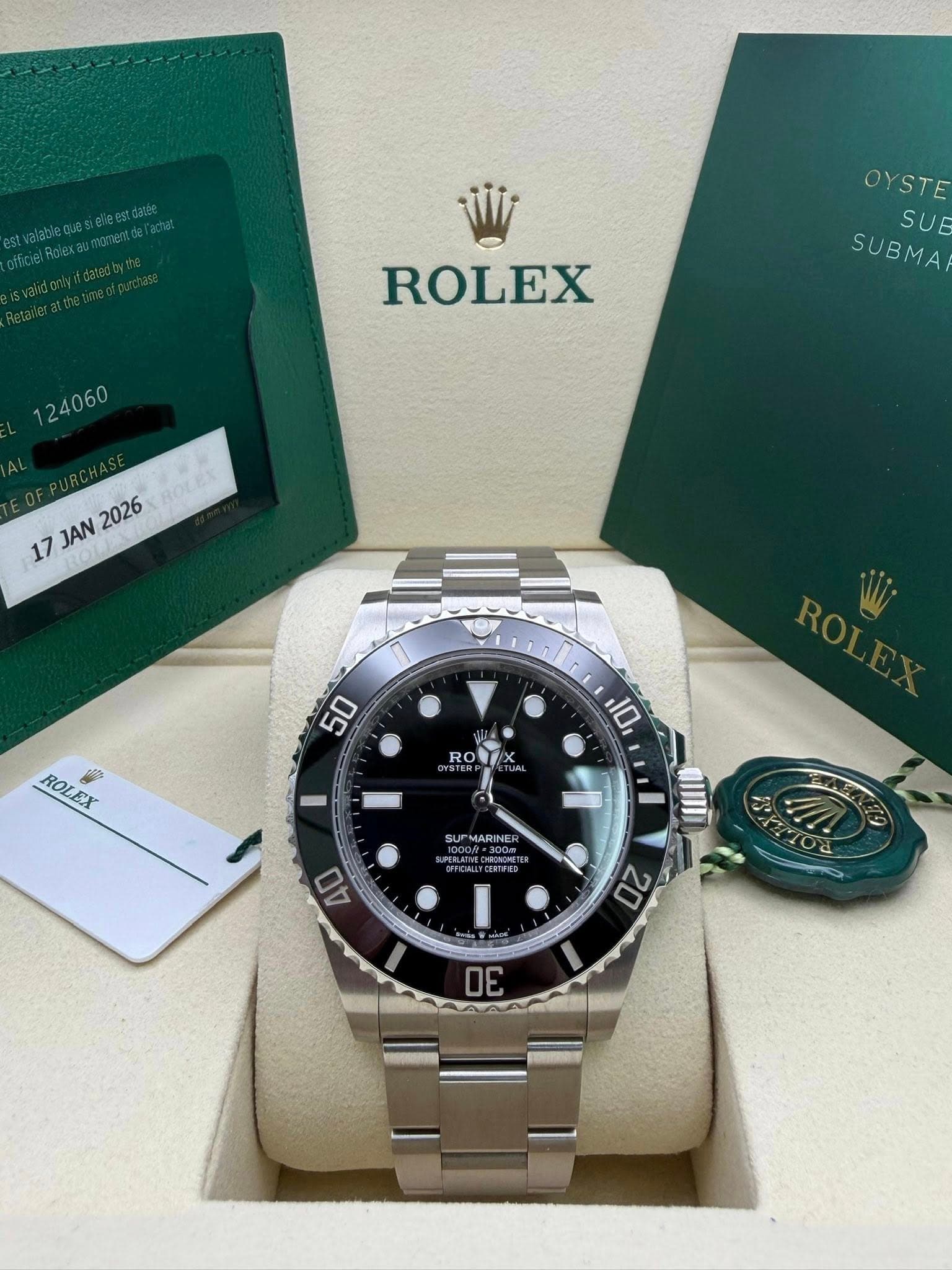May be an image of wrist watch and text that says 'OYSTE SUB SUBMA ROLEX JAN ا 50 ROLEX 1 10 RO X SU PMARINE PERAECINNL 40 I 20 30'