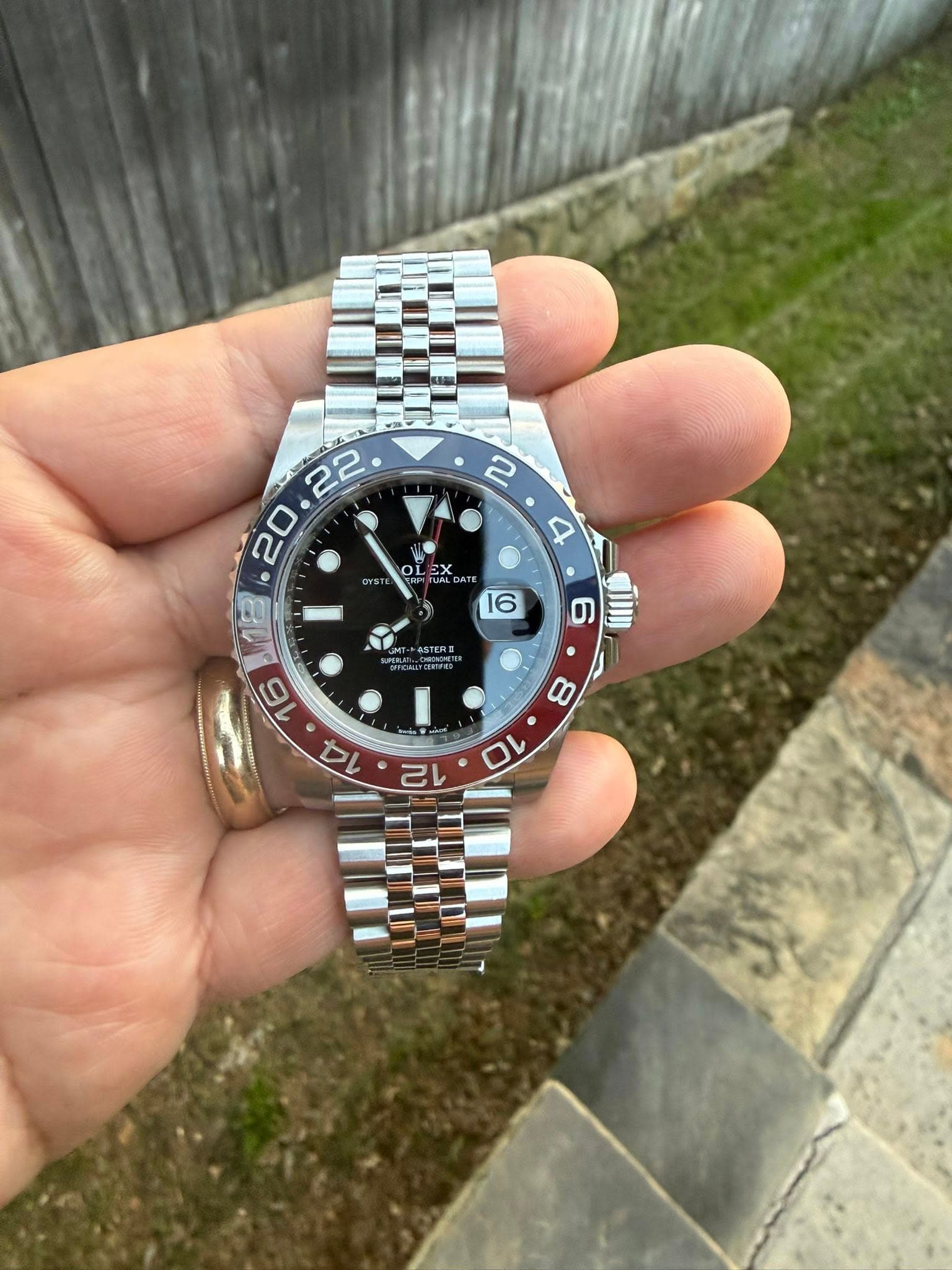 May be an image of wrist watch and text that says ' M18 16 14 ASTERS ወ 8 10 12'