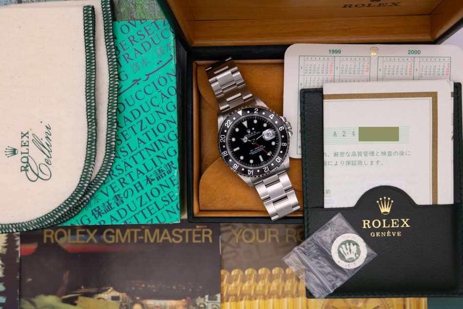 May be an image of wrist watch and text that says ' ወ onA ERSETZ RSETA RADUC 譯本 謹本 ADUÇÃO ETZUNG UCCIÓN VERTALING ADUZIONE ETTELSE ZUNO 1G 保証 GMT-MASTER GMT អ- 18 ထ xaлoB nua A24 O…