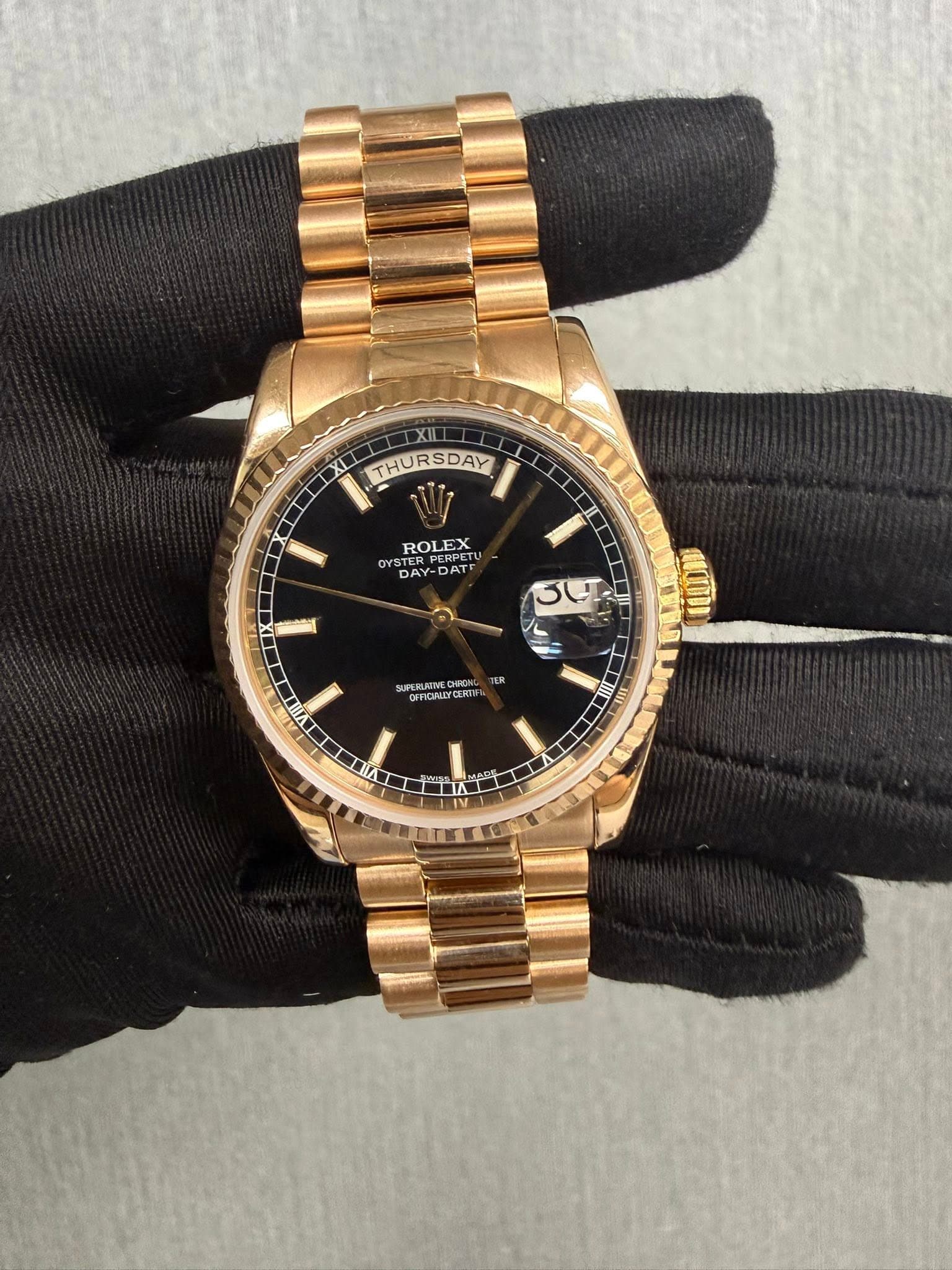 May be an image of wrist watch and text that says 'XIL XL THURSDAY I ROLEX 5X oYS YSTERPERPE PERPETU RPETU DAY DAY-DAT DAT 36 1 SUPERUAUNE OFFICIALLT VIL III I0 1 E VILL A 番'