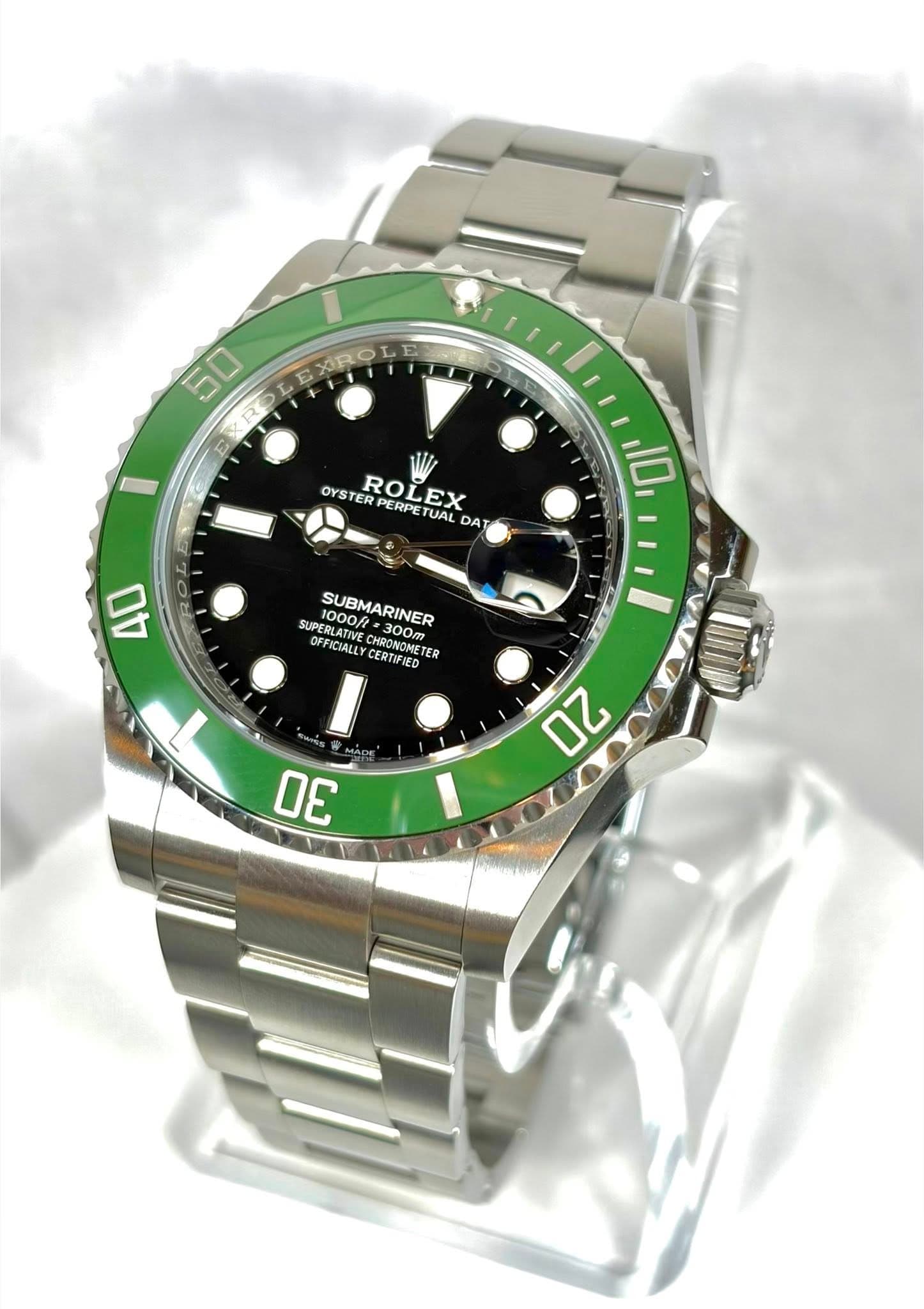 May be an image of wrist watch and text that says 'E XIRO 50 E OYSTER ROL ROLEX EX ERPE TUAL DAT 10 40 SUPERLATIVE HRONOMET SUPEBLATIVE 1000/2 CESTISIEO SANOMET 300m SUBMARINER…