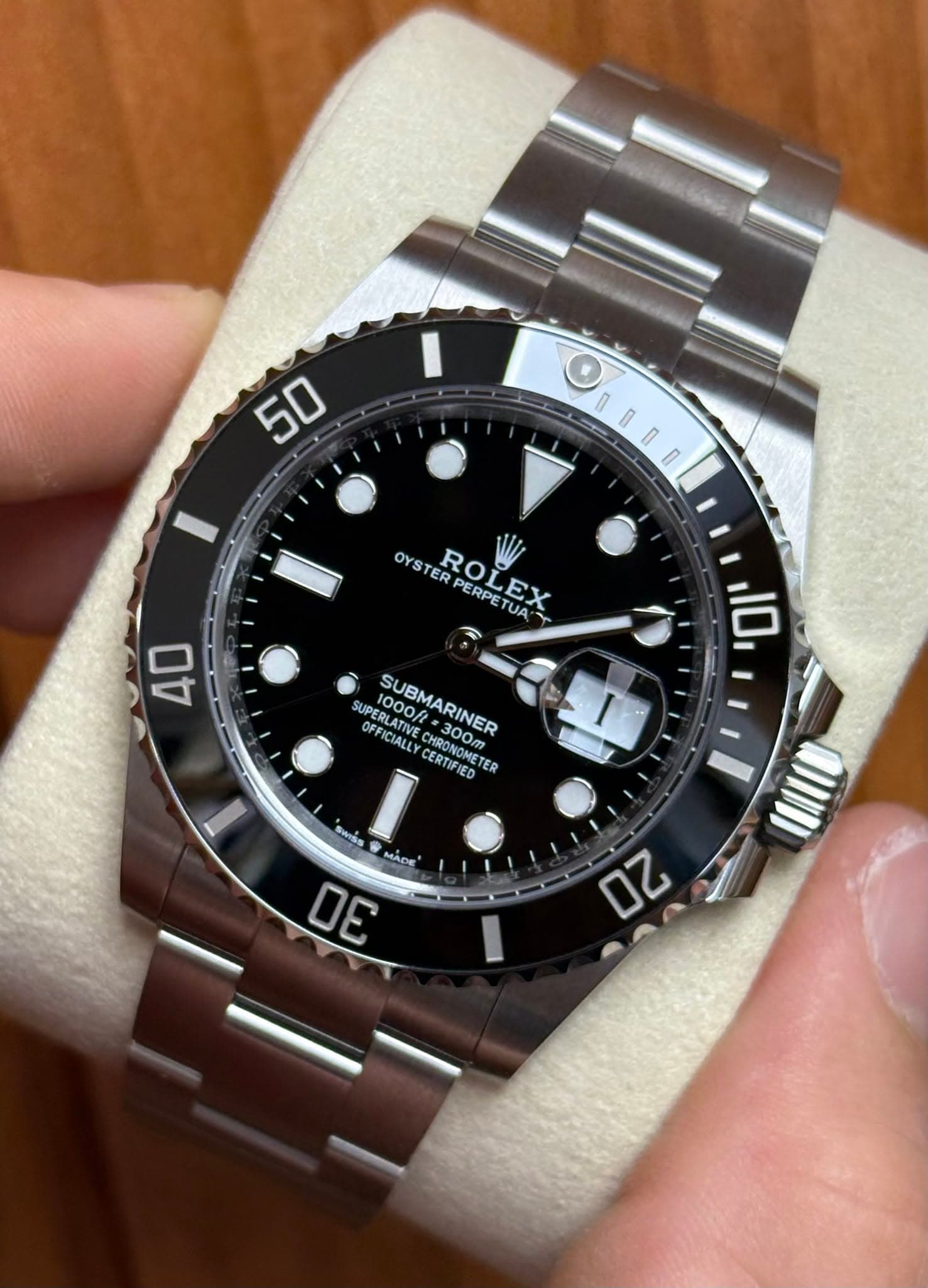 May be an image of wrist watch and text that says '50 OIIIO OYS OYSTER ROLE PERPET ROLEX EX TUA 40 10 SUPERLATIV OFFICIALLYCERTIFIE အ၈. 1000f M00A SURMARINER OFFICIALLY…