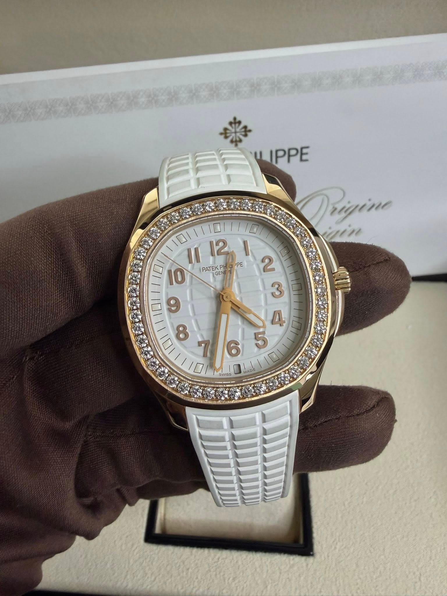 May be an image of wrist watch and text that says '樂 愛uPP IPPE Drigine iun 0 II 12 ١ 10I 10 PATEKP لي PE 2 مي 0 و ব4 0I ထ 6 5 0I M D'