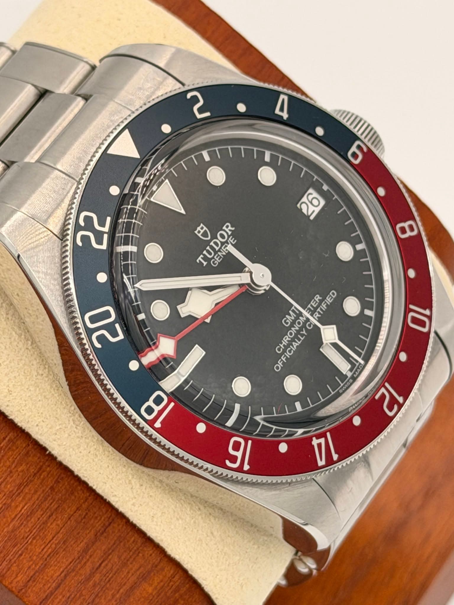 May be an image of wrist watch and text that says ' F9 TUDOR GEALOR SENE 8 6HnHOT 10 HARE 22 ン ETER RTIFIED GMT CHRONON C CI OFFICIALLYC OFF CHRONOM 00 م 14 21'