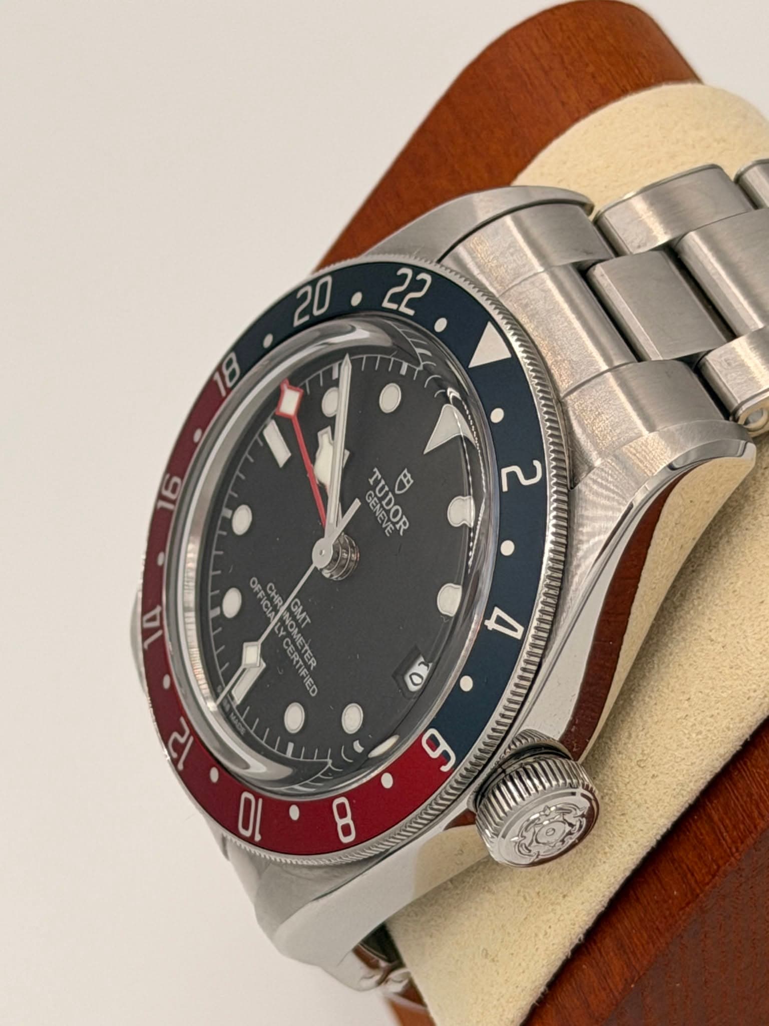 May be an image of wrist watch and text that says ' < 16 IUDOR GERDOD 0 B 금디 GENEVE DOR 2 THNEET OFF OEEARI CHR GMT PETER NOMETER ETER CERTI CERTY IED o O ٤ o'