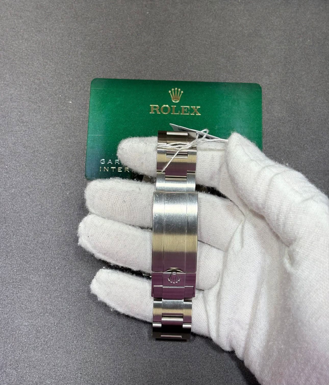 May be an image of wrist watch and text that says 'GAR INTER'