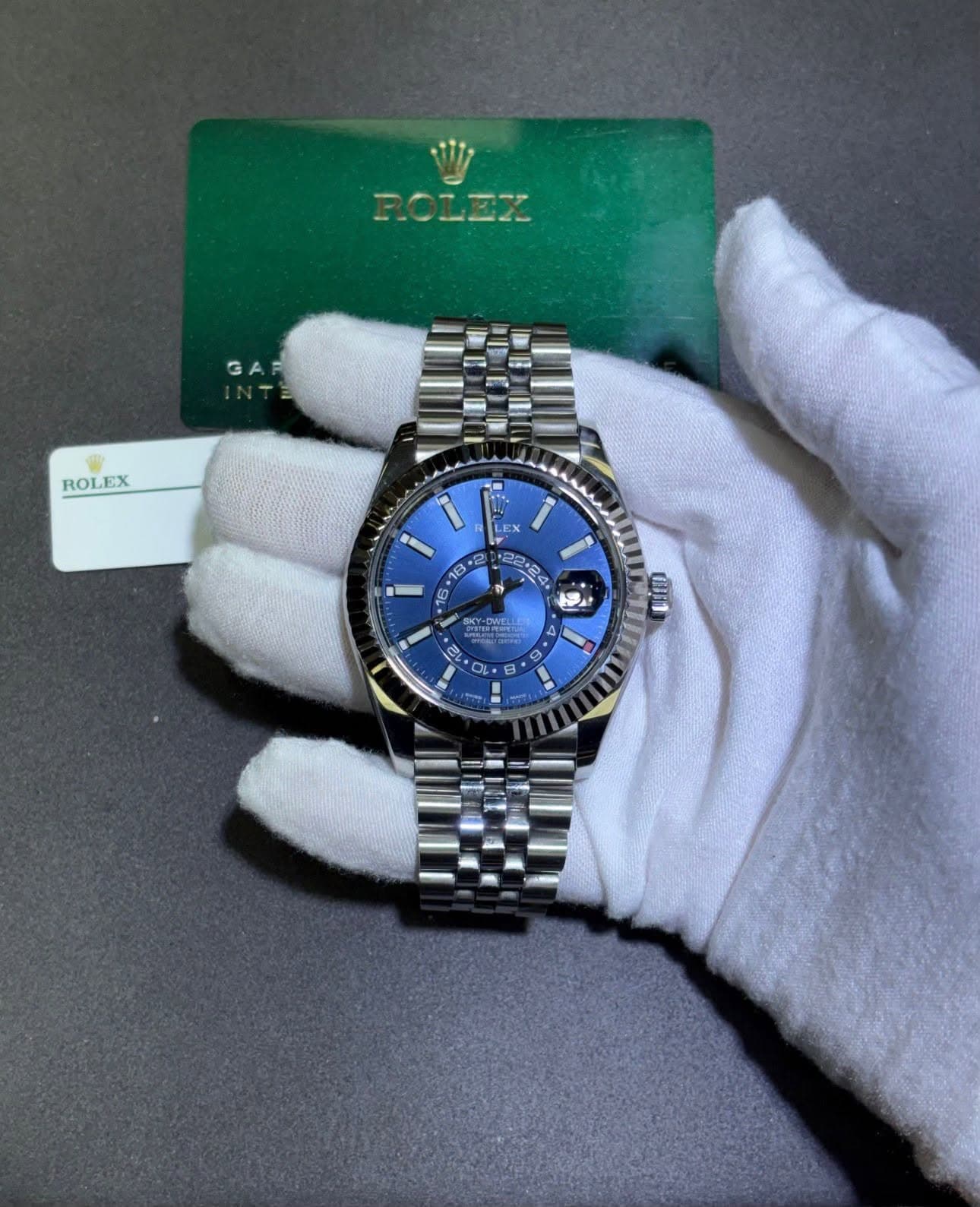 May be an image of wrist watch and text that says 'G GAR ROLEX קין .18 12 24 QỊ1 MeL เญ O O 3'