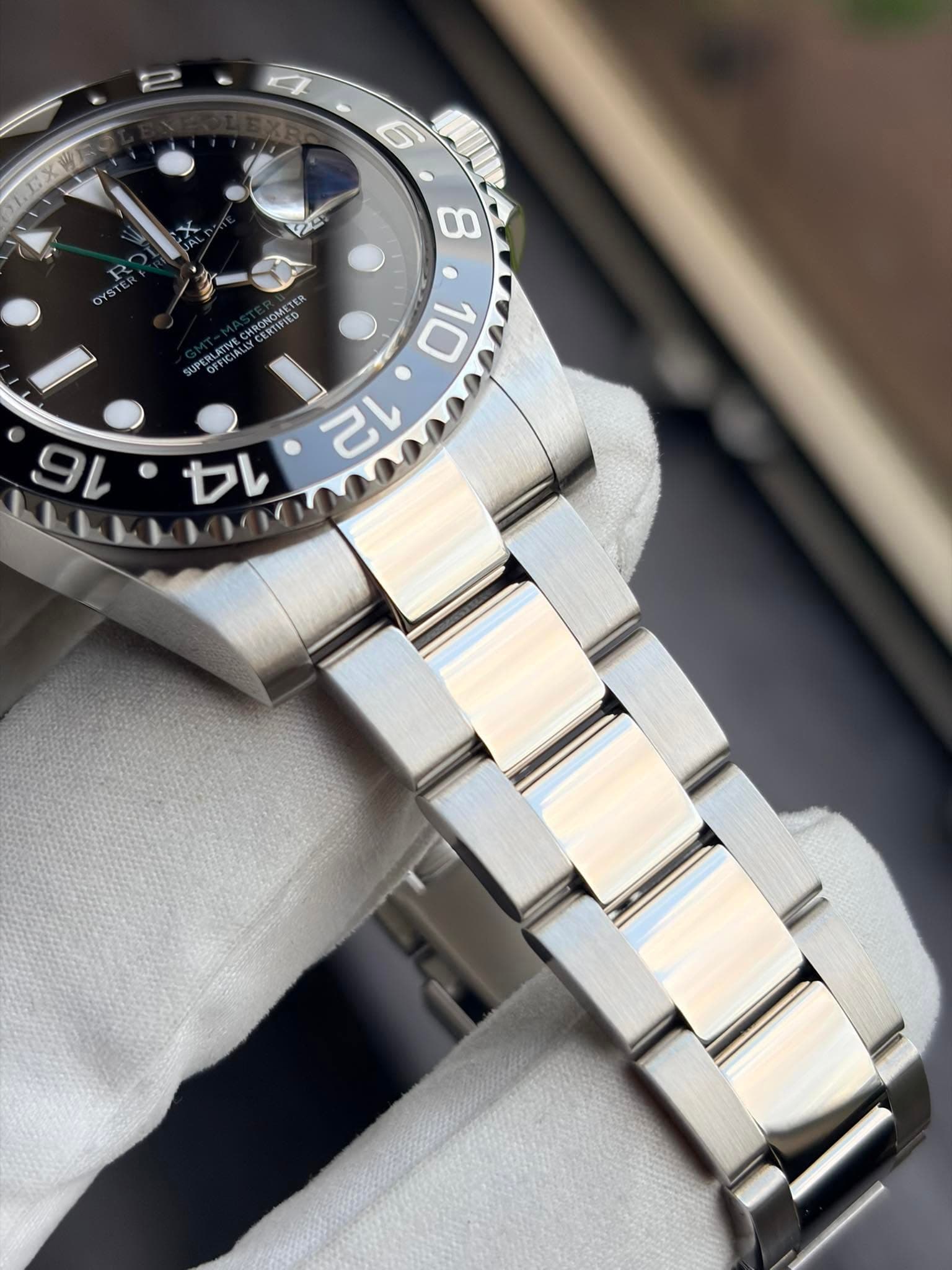 May be an image of wrist watch and text that says '22 OYSTE 6 0 8 • 10 12 oTc CERTIFIED 6 TER 知 CHRONOMILL SUPERLATIVE FICIAL ALAIVL LATIVE SAJP'